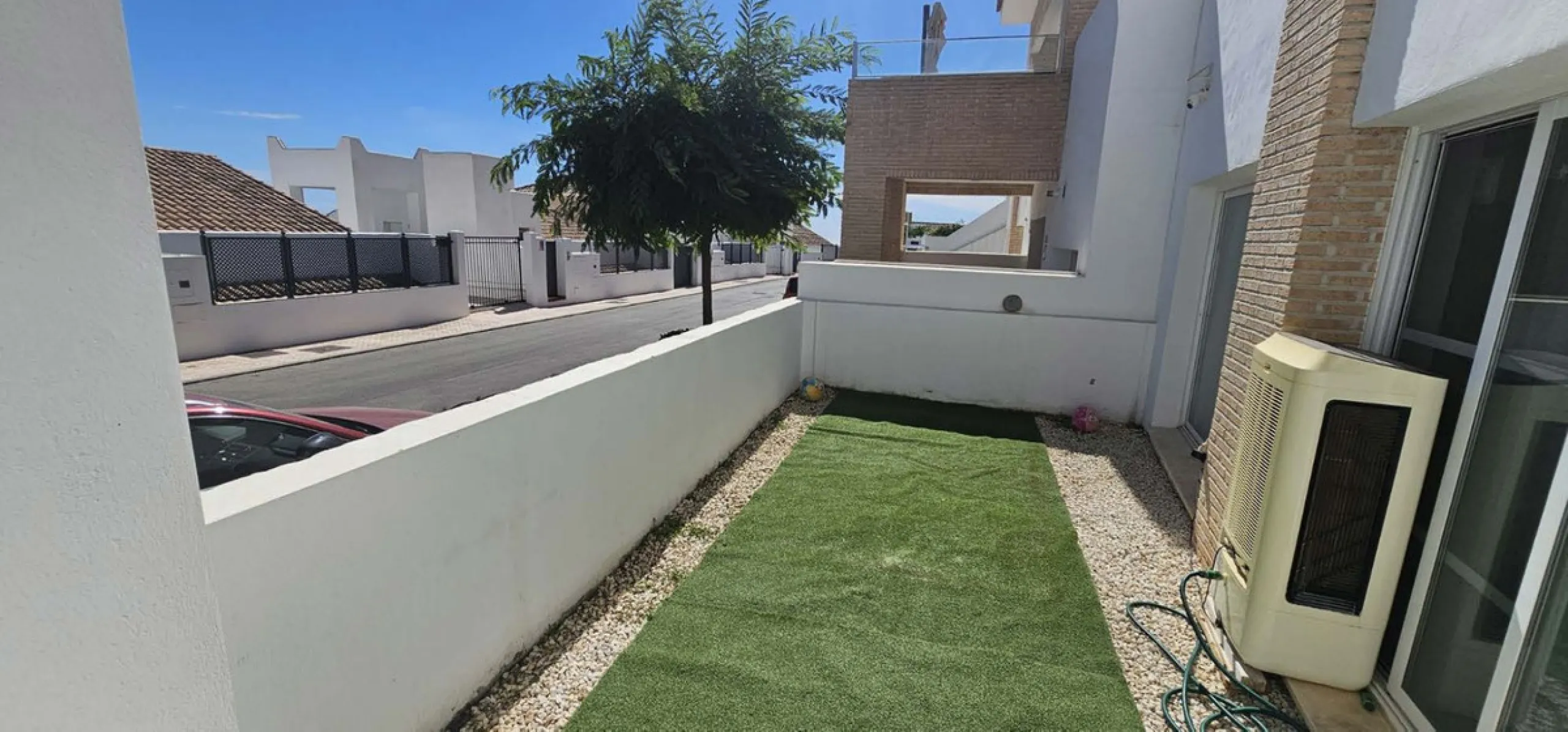 Experience Mediterranean living at its finest in this exceptional 4-bedroom, 5-bathroom luxury detached house located in the prestigious BigBlue residential complex in Torremuelle, Benalmádena.