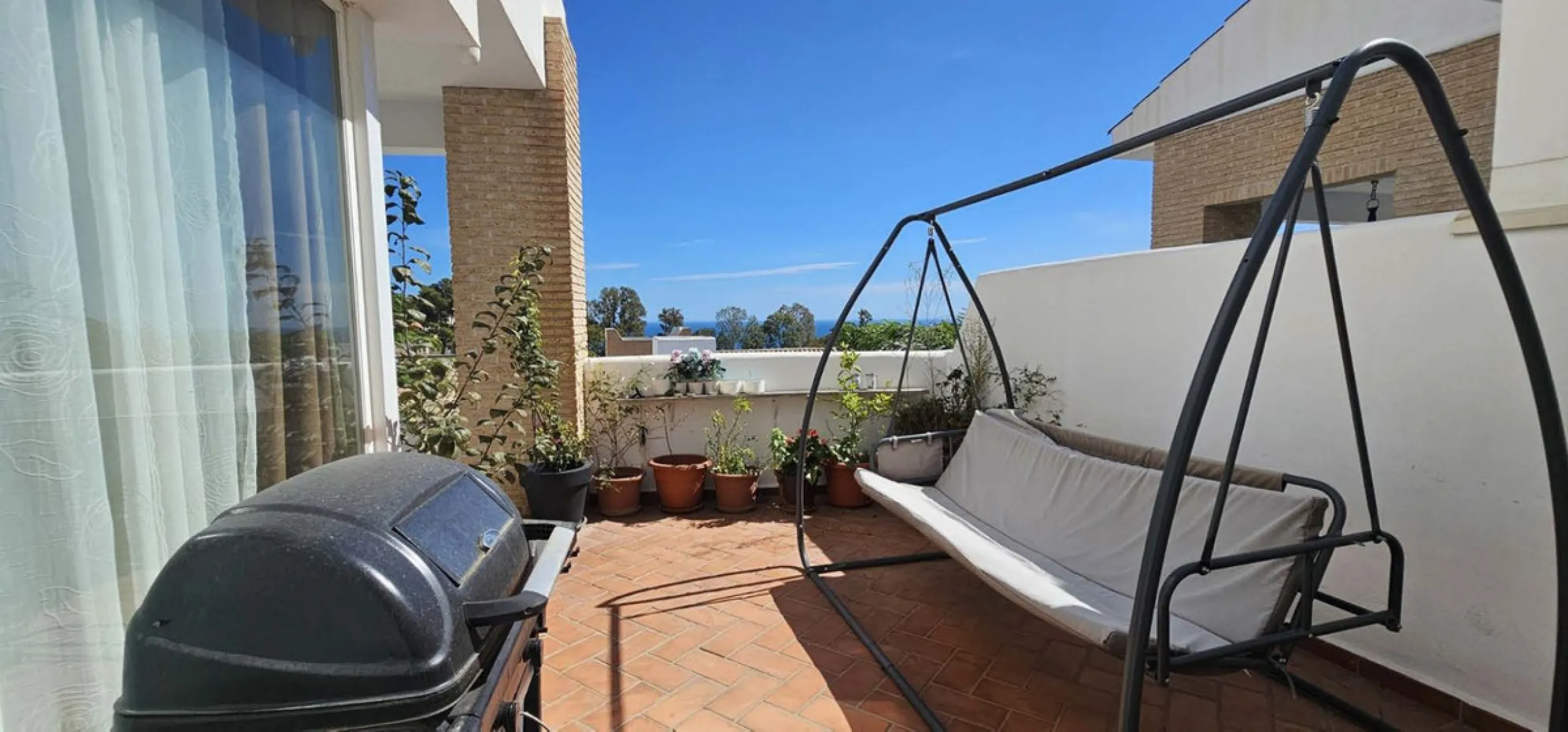 Experience Mediterranean living at its finest in this exceptional 4-bedroom, 5-bathroom luxury detached house located in the prestigious BigBlue residential complex in Torremuelle, Benalmádena.