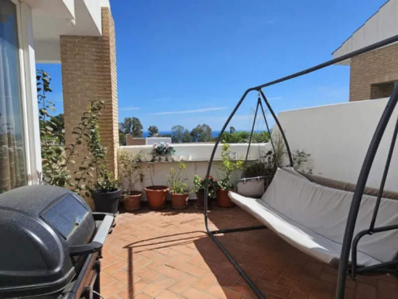 Experience Mediterranean living at its finest in this exceptional 4-bedroom, 5-bathroom luxury detached house located in the prestigious BigBlue residential complex in Torremuelle, Benalmádena.
