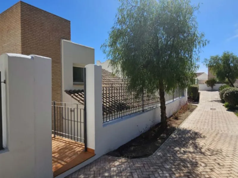 Experience Mediterranean living at its finest in this exceptional 4-bedroom, 5-bathroom luxury detached house located in the prestigious BigBlue residential complex in Torremuelle, Benalmádena.