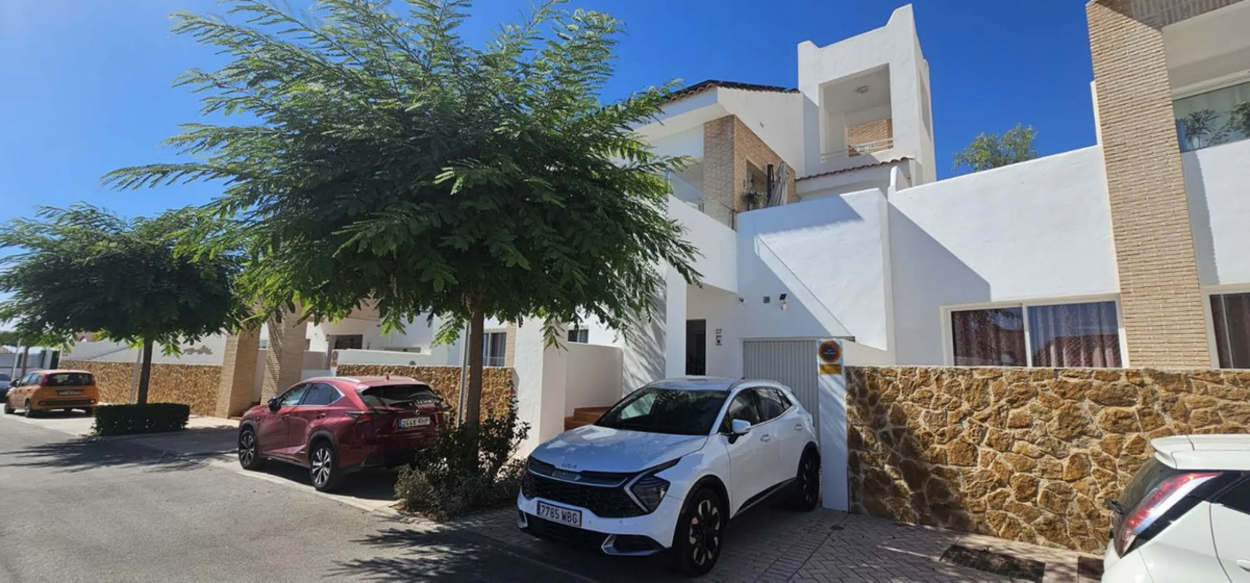 Experience Mediterranean living at its finest in this exceptional 4-bedroom, 5-bathroom luxury detached house located in the prestigious BigBlue residential complex in Torremuelle, Benalmádena.