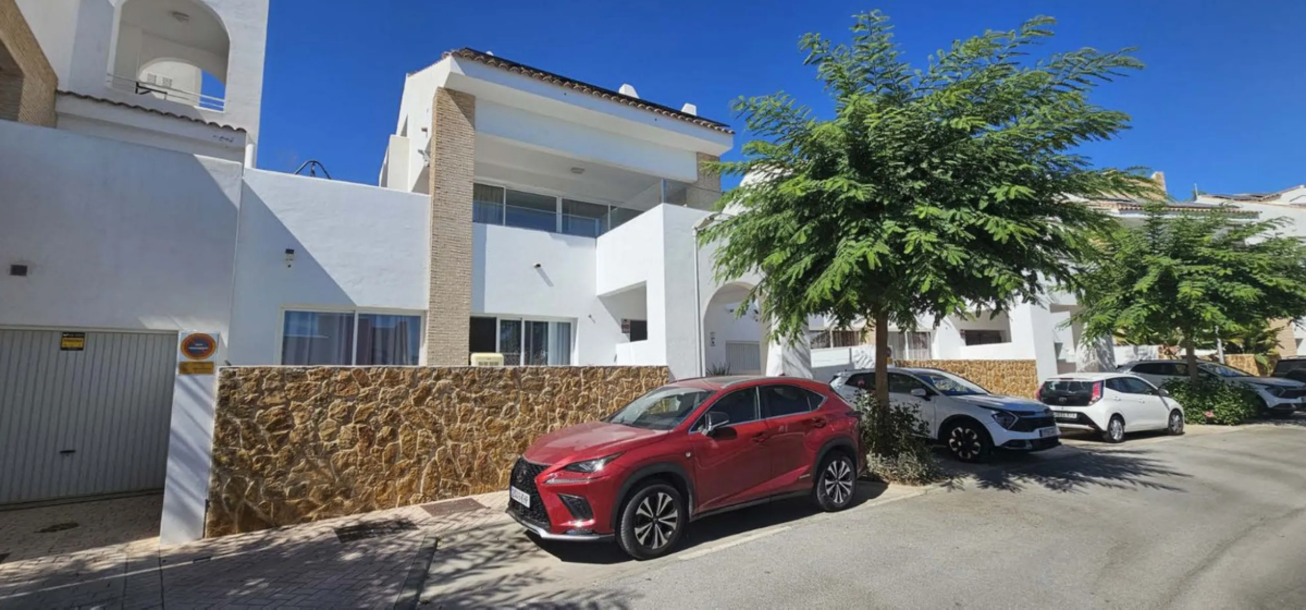 Experience Mediterranean living at its finest in this exceptional 4-bedroom, 5-bathroom luxury detached house located in the prestigious BigBlue residential complex in Torremuelle, Benalmádena.