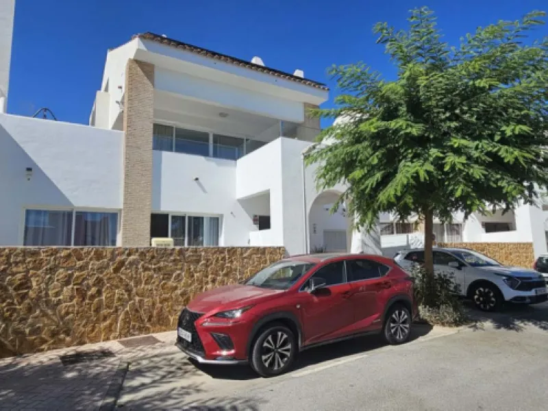 Experience Mediterranean living at its finest in this exceptional 4-bedroom, 5-bathroom luxury detached house located in the prestigious BigBlue residential complex in Torremuelle, Benalmádena.