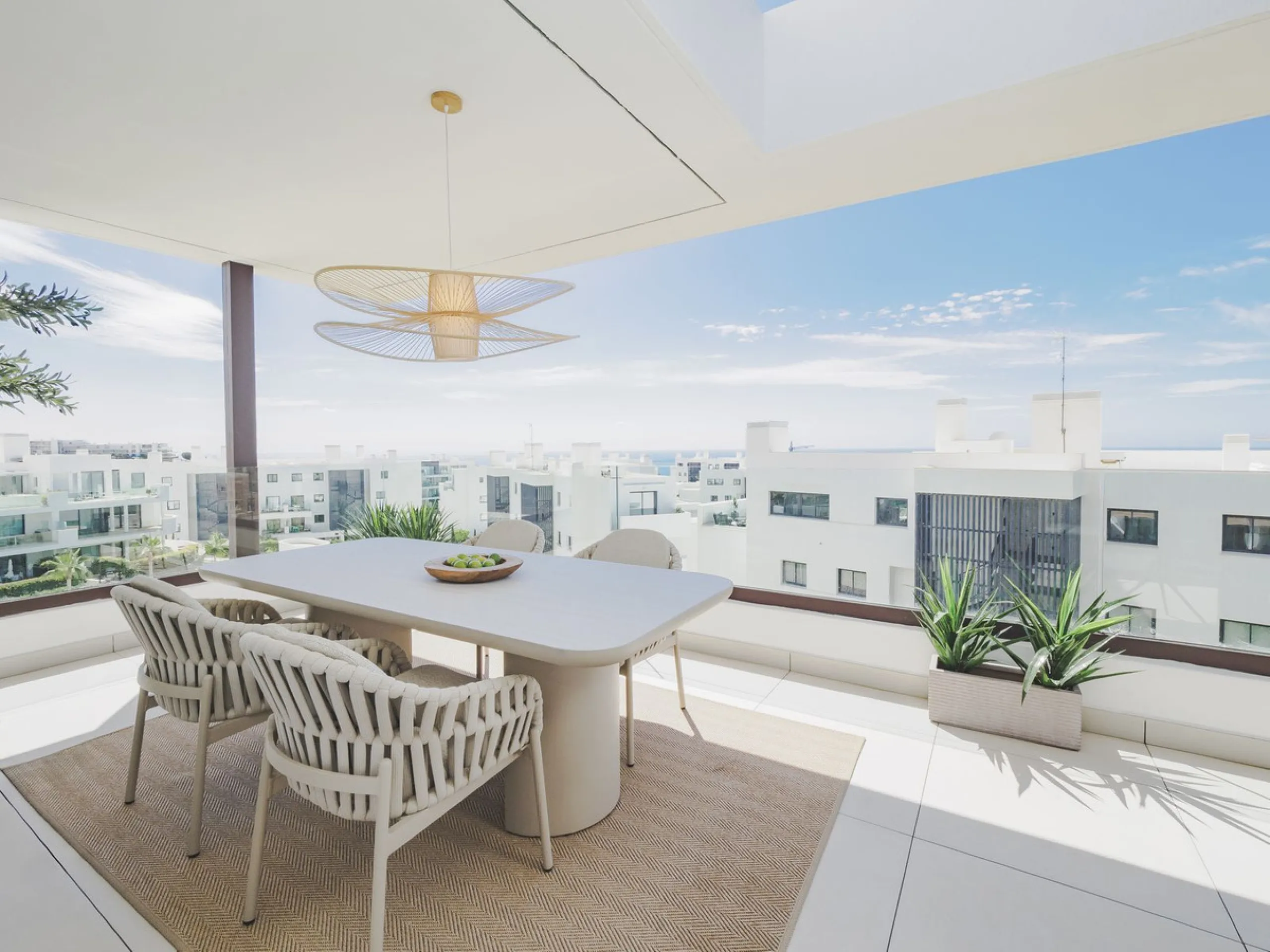 This spectacular brand new penthouse, located in one of the best areas of the exclusive El Higuerón.