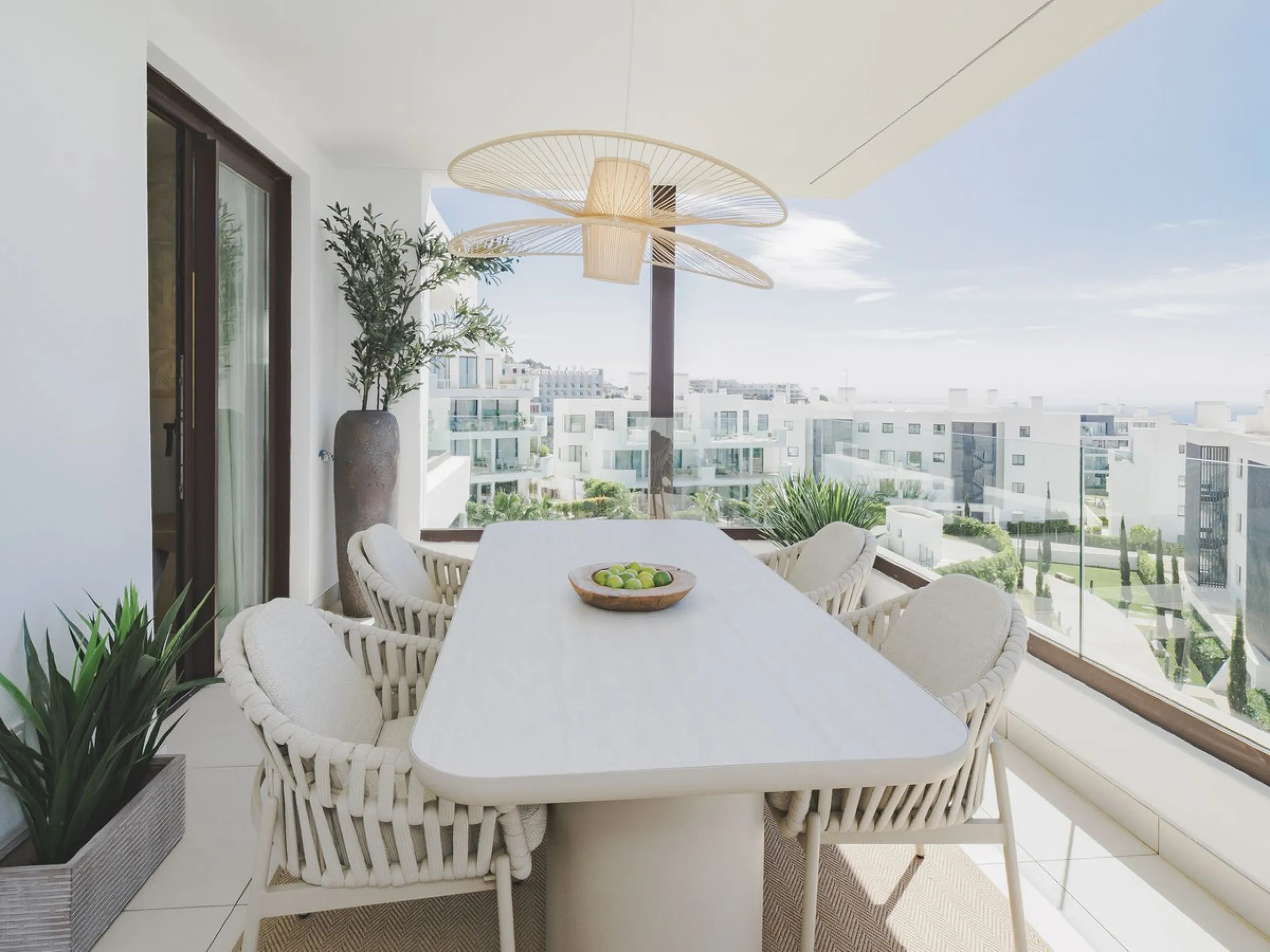 This spectacular brand new penthouse, located in one of the best areas of the exclusive El Higuerón.