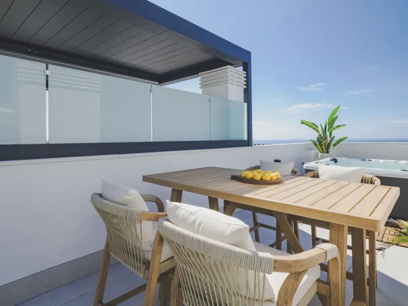 This spectacular brand new penthouse, located in one of the best areas of the exclusive El Higuerón.