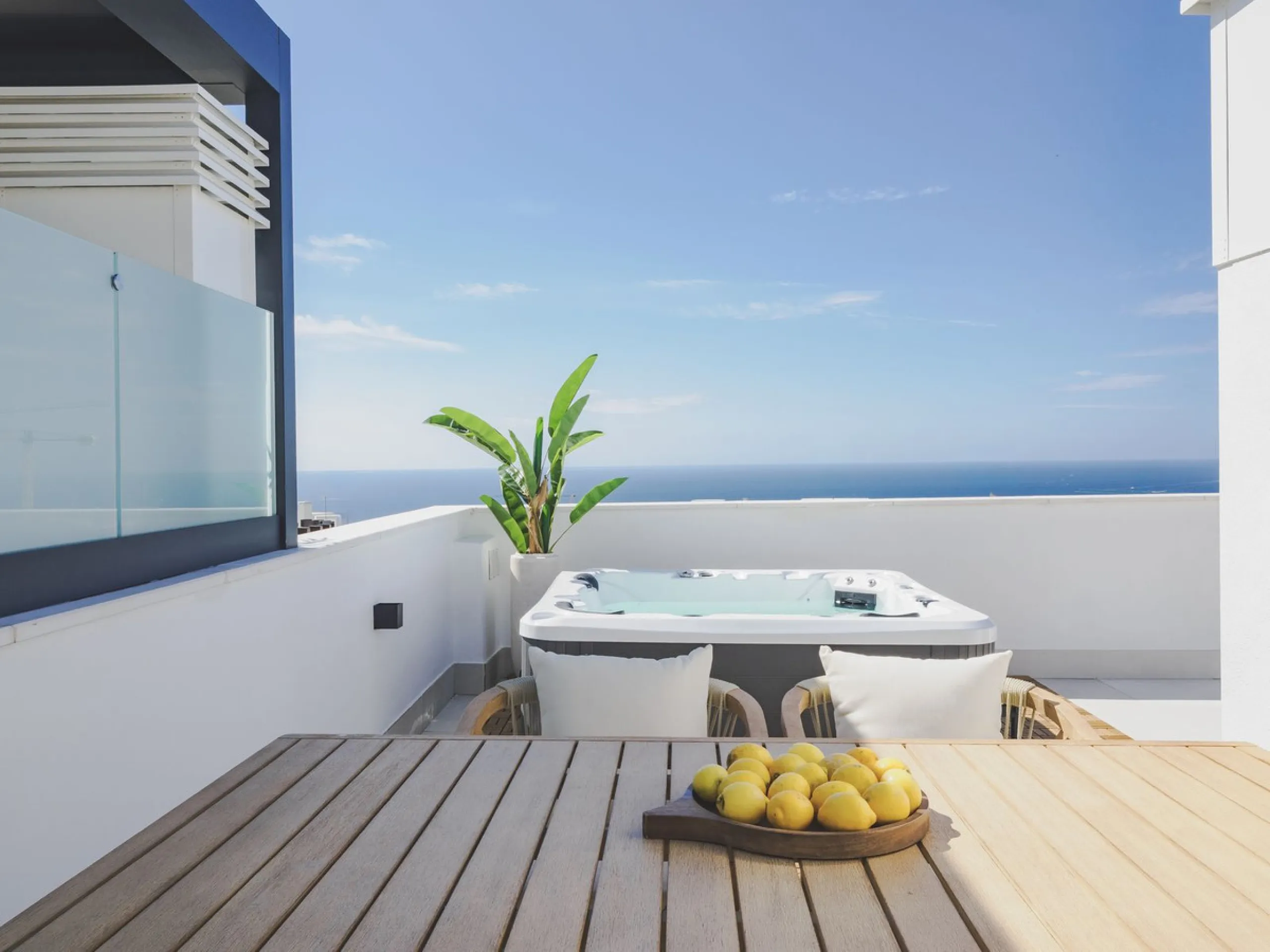 This spectacular brand new penthouse, located in one of the best areas of the exclusive El Higuerón.