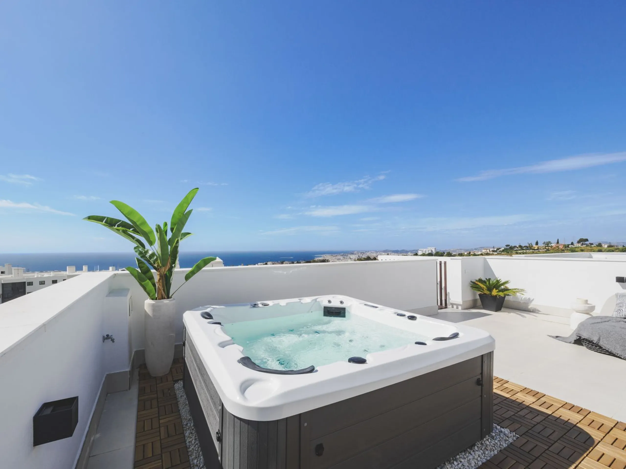 This spectacular brand new penthouse, located in one of the best areas of the exclusive El Higuerón.