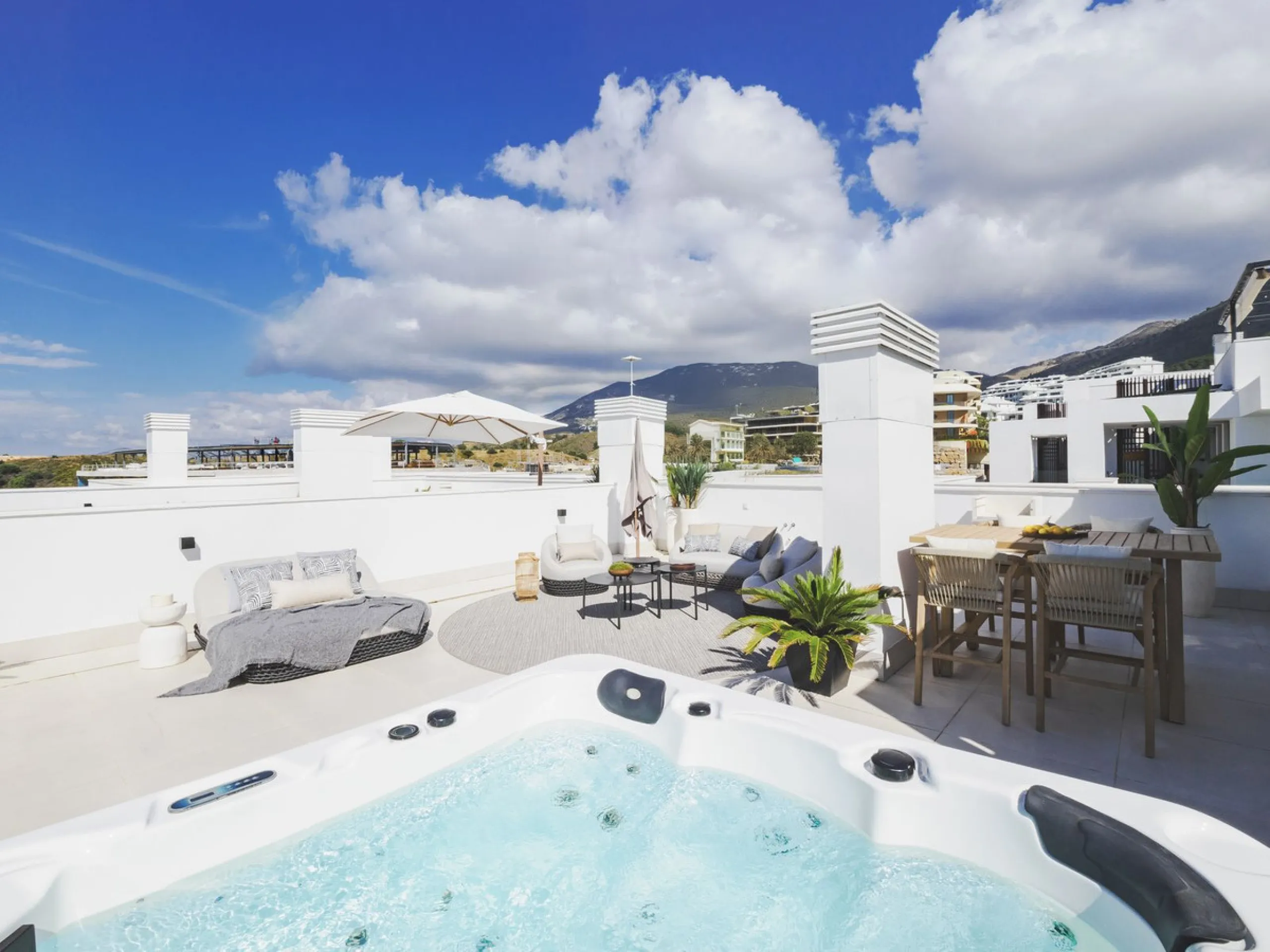 This spectacular brand new penthouse, located in one of the best areas of the exclusive El Higuerón.