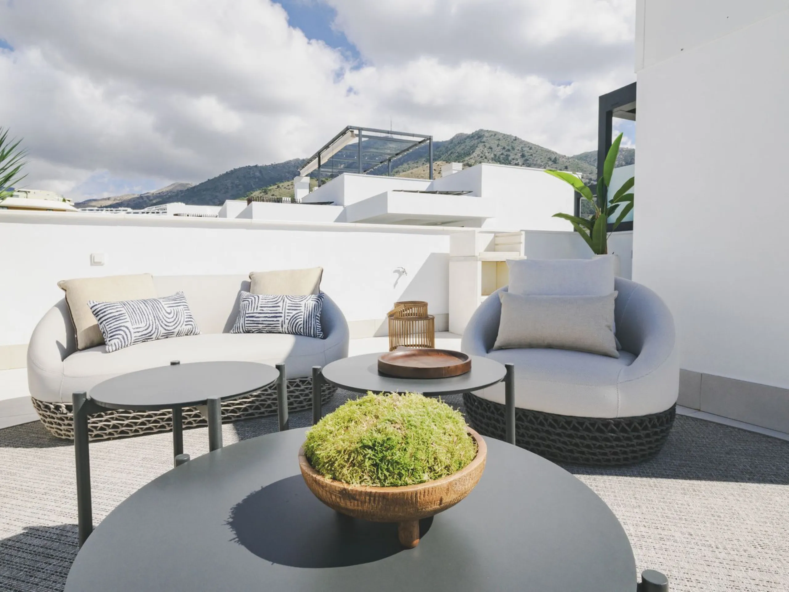 This spectacular brand new penthouse, located in one of the best areas of the exclusive El Higuerón.