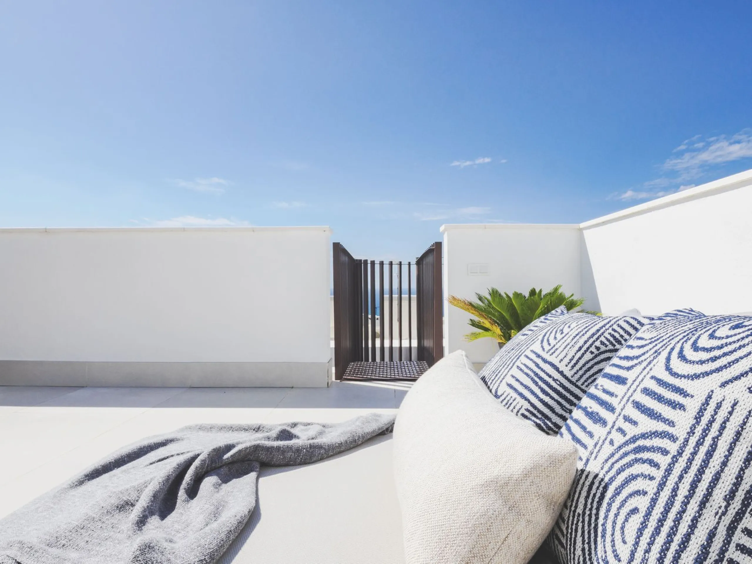 This spectacular brand new penthouse, located in one of the best areas of the exclusive El Higuerón.