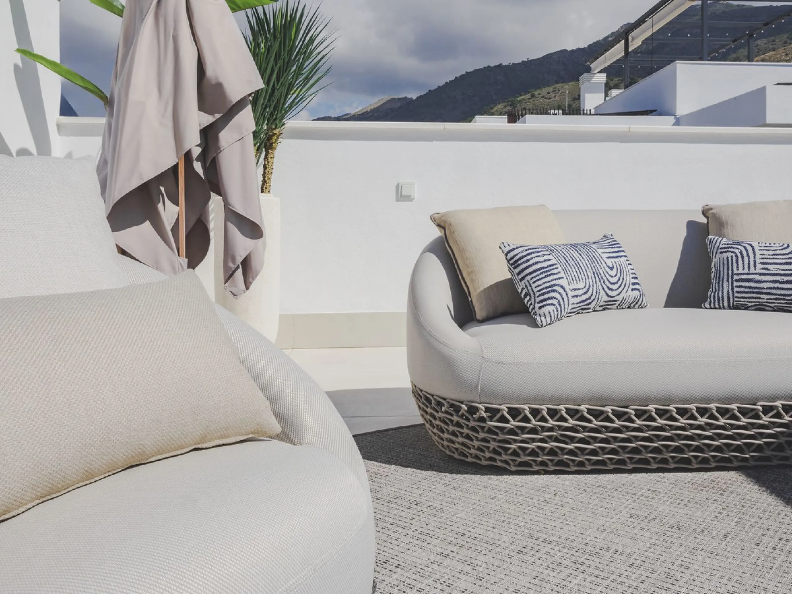 This spectacular brand new penthouse, located in one of the best areas of the exclusive El Higuerón.