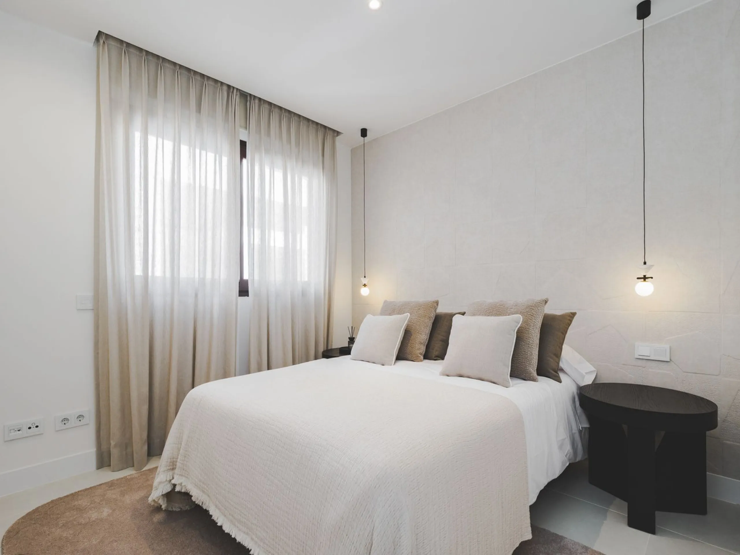 This spectacular brand new penthouse, located in one of the best areas of the exclusive El Higuerón.
