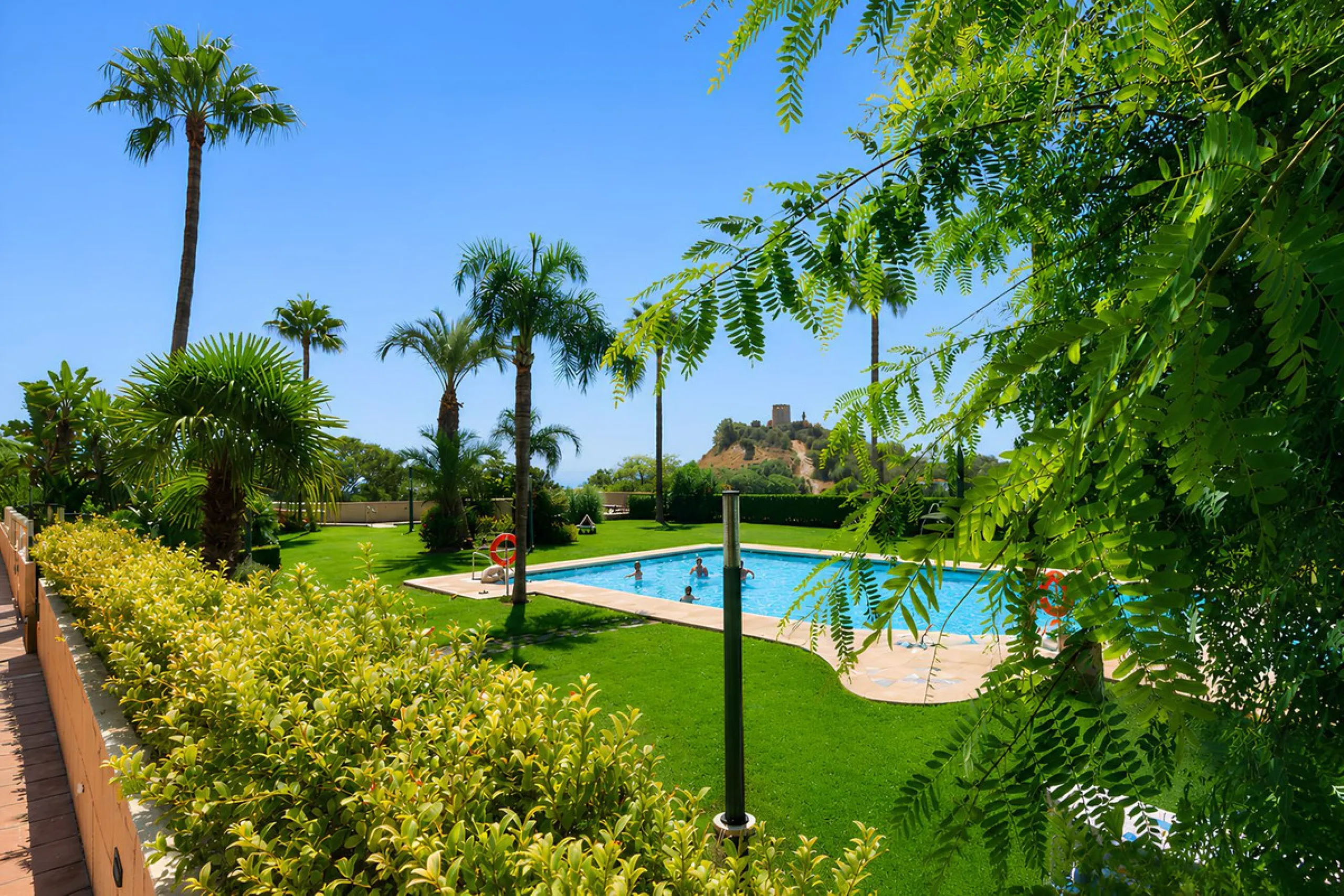Apartment - Middle Floor Apartment в продаже в Fuengirola, Málaga. В доме 4 спален и 4 ванных комнат. Площадь дома 220 м²