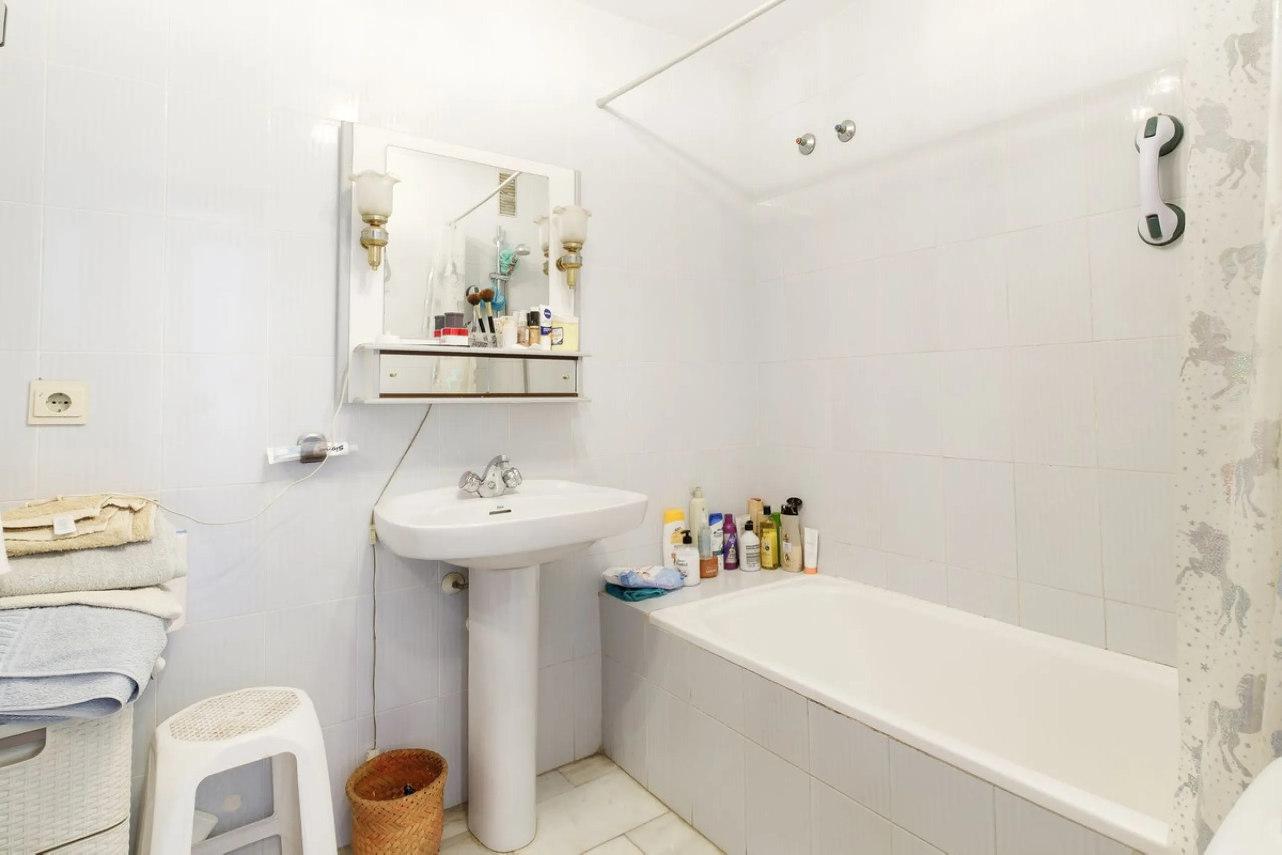 Stylish 2-Bedroom Apartment with Pool and Garden Views in Central Nerja – €550,000