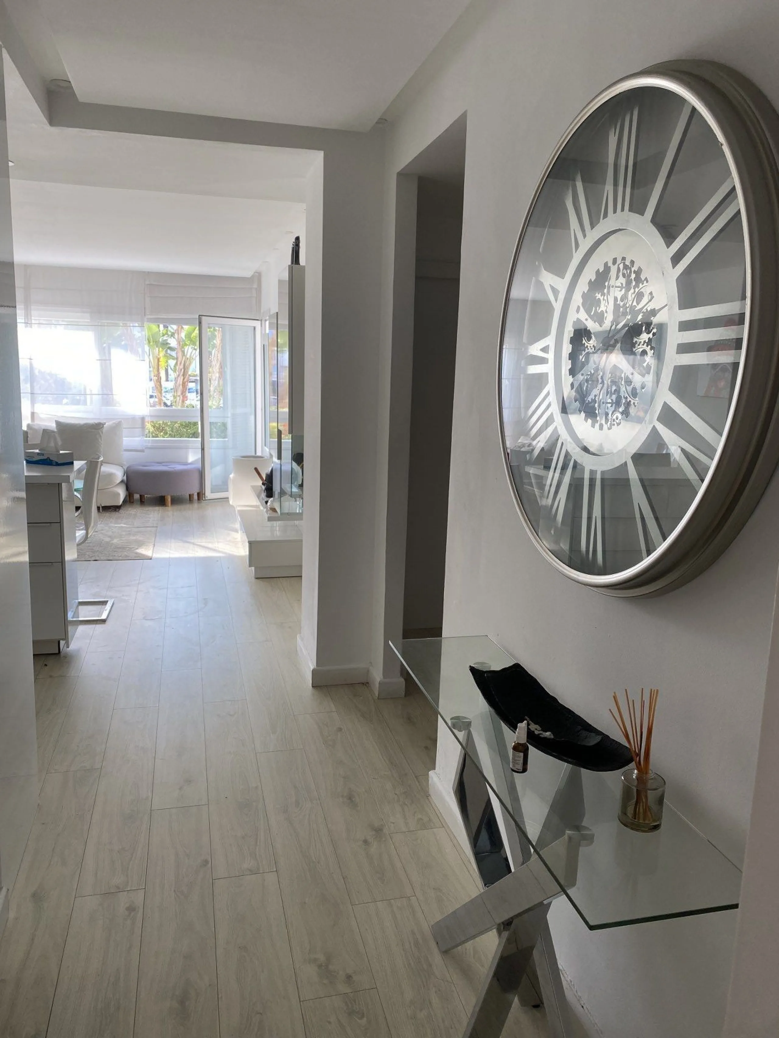We present a stylish 2.5 Bed/2 Bath Modern Renovated Apartment in Playas Rocío, Puerto Banús (Beachfront Development) for Sale with Private Underground Parking Included in the price! €825,000.