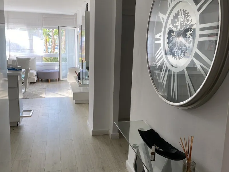We present a stylish 2.5 Bed/2 Bath Modern Renovated Apartment in Playas Rocío, Puerto Banús (Beachfront Development) for Sale with Private Underground Parking Included in the price! €825,000.