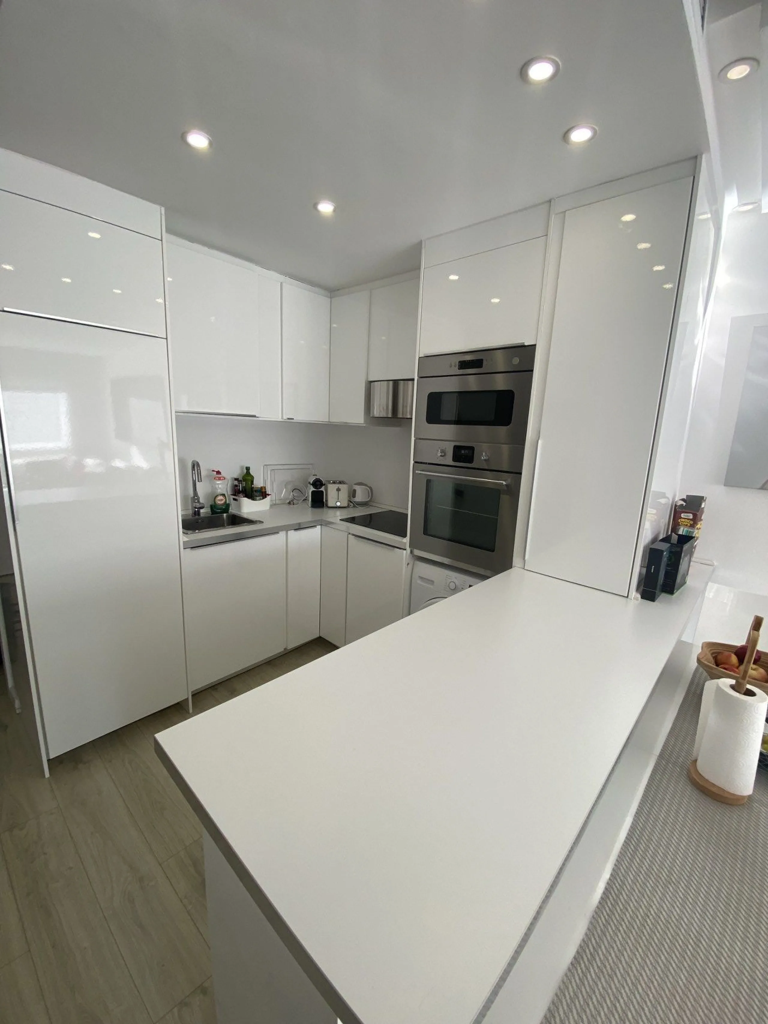 We present a stylish 2.5 Bed/2 Bath Modern Renovated Apartment in Playas Rocío, Puerto Banús (Beachfront Development) for Sale with Private Underground Parking Included in the price! €825,000.