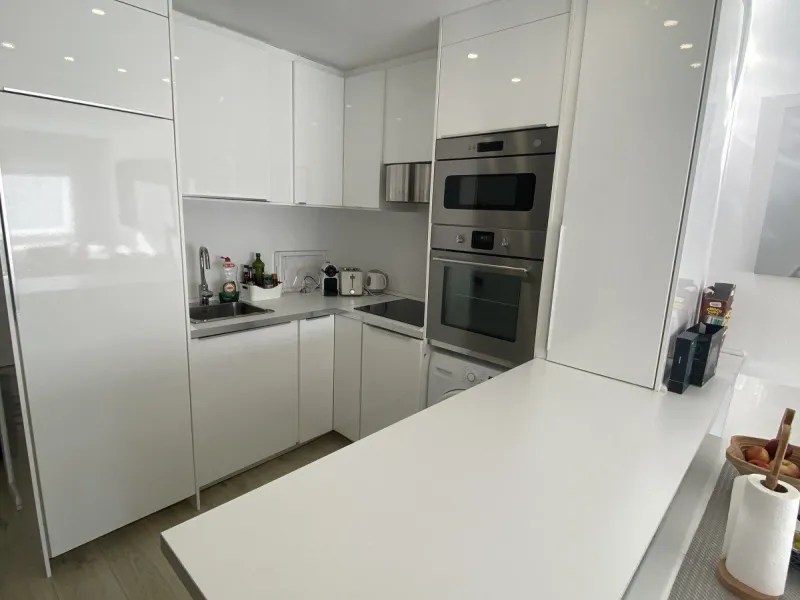 We present a stylish 2.5 Bed/2 Bath Modern Renovated Apartment in Playas Rocío, Puerto Banús (Beachfront Development) for Sale with Private Underground Parking Included in the price! €825,000.