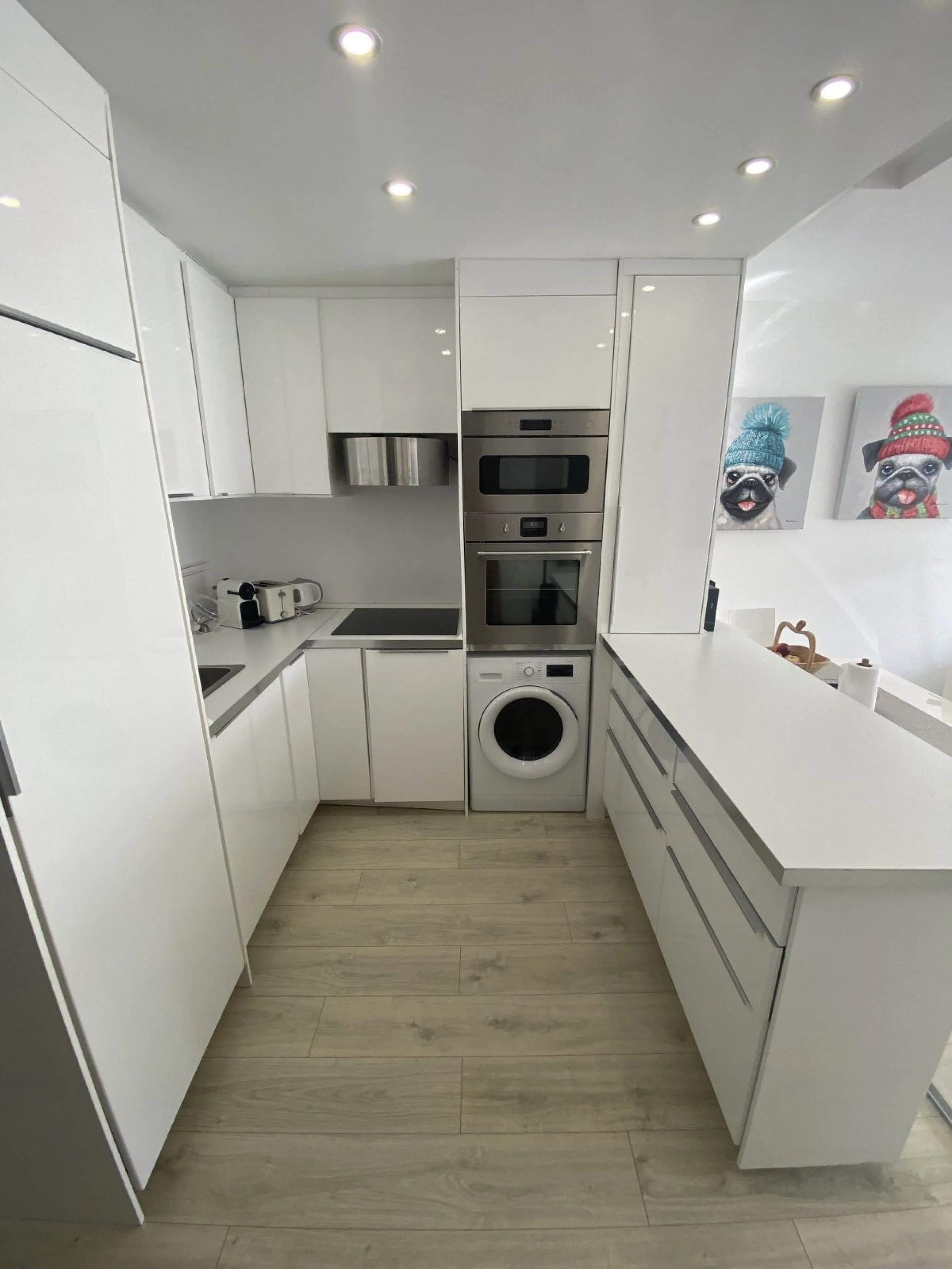 We present a stylish 2.5 Bed/2 Bath Modern Renovated Apartment in Playas Rocío, Puerto Banús (Beachfront Development) for Sale with Private Underground Parking Included in the price! €825,000.