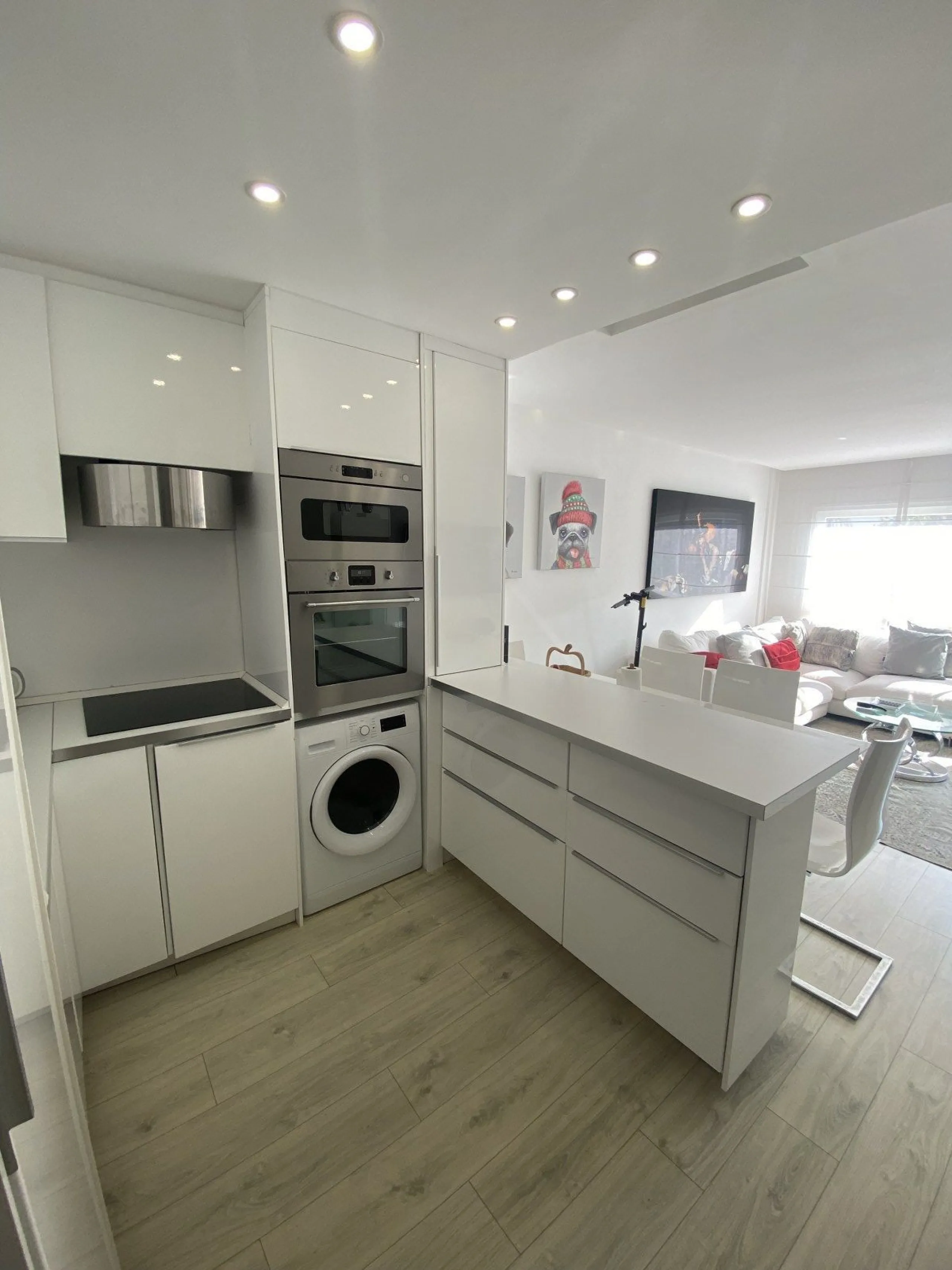 We present a stylish 2.5 Bed/2 Bath Modern Renovated Apartment in Playas Rocío, Puerto Banús (Beachfront Development) for Sale with Private Underground Parking Included in the price! €825,000.