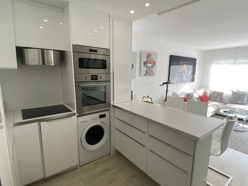 We present a stylish 2.5 Bed/2 Bath Modern Renovated Apartment in Playas Rocío, Puerto Banús (Beachfront Development) for Sale with Private Underground Parking Included in the price! €825,000.