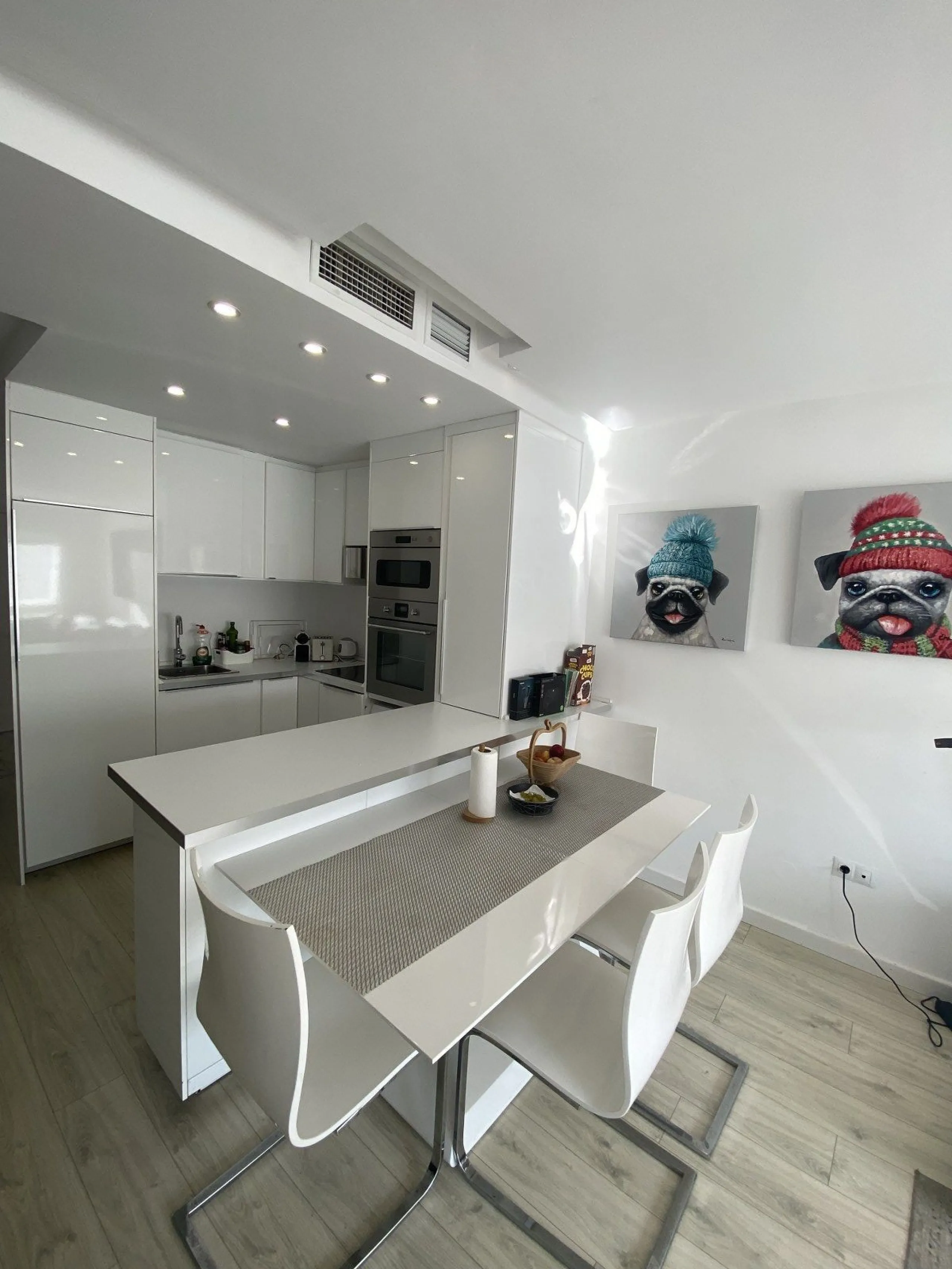 We present a stylish 2.5 Bed/2 Bath Modern Renovated Apartment in Playas Rocío, Puerto Banús (Beachfront Development) for Sale with Private Underground Parking Included in the price! €825,000.