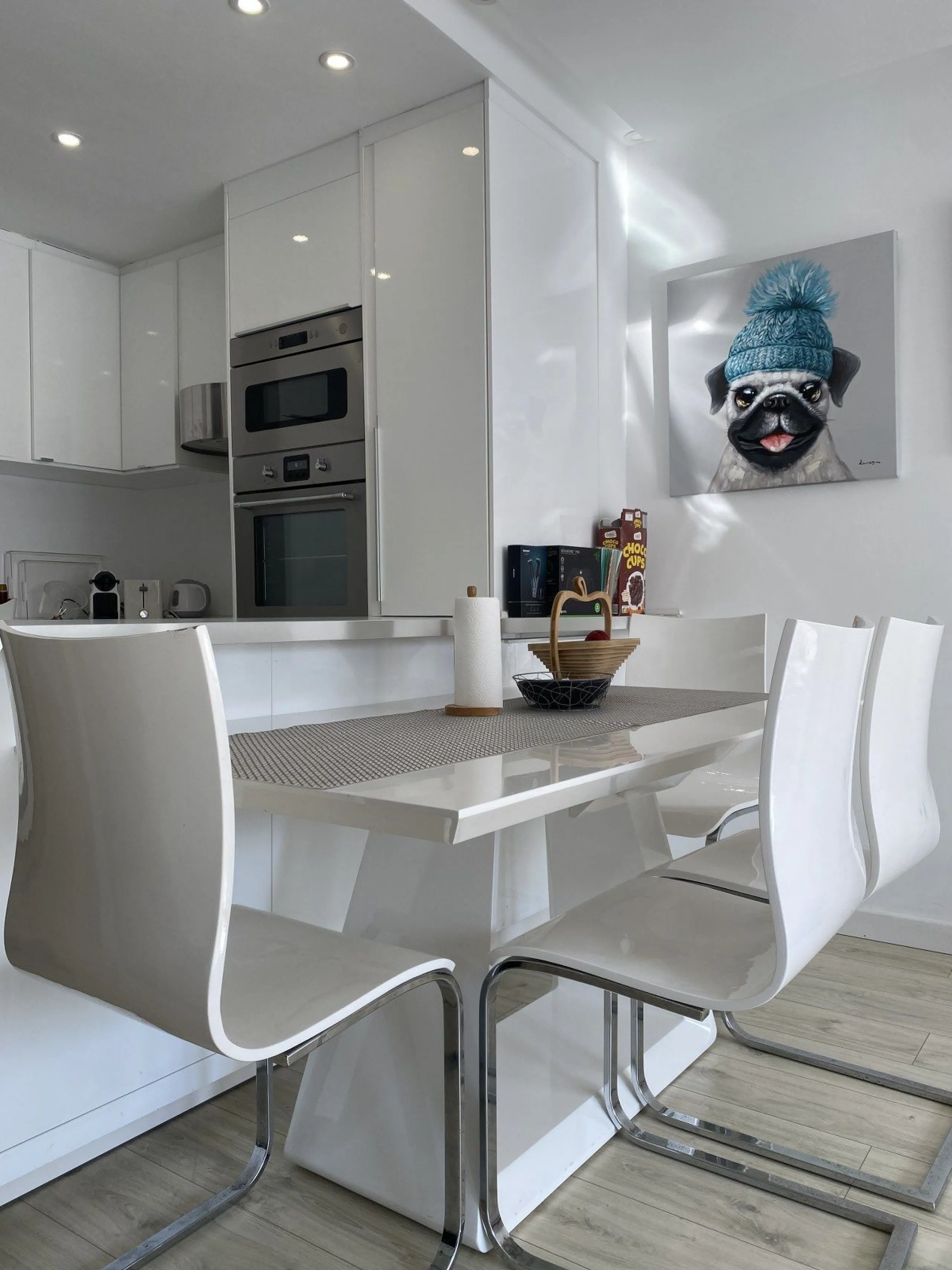 We present a stylish 2.5 Bed/2 Bath Modern Renovated Apartment in Playas Rocío, Puerto Banús (Beachfront Development) for Sale with Private Underground Parking Included in the price! €825,000.