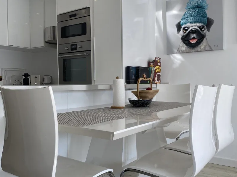 We present a stylish 2.5 Bed/2 Bath Modern Renovated Apartment in Playas Rocío, Puerto Banús (Beachfront Development) for Sale with Private Underground Parking Included in the price! €825,000.