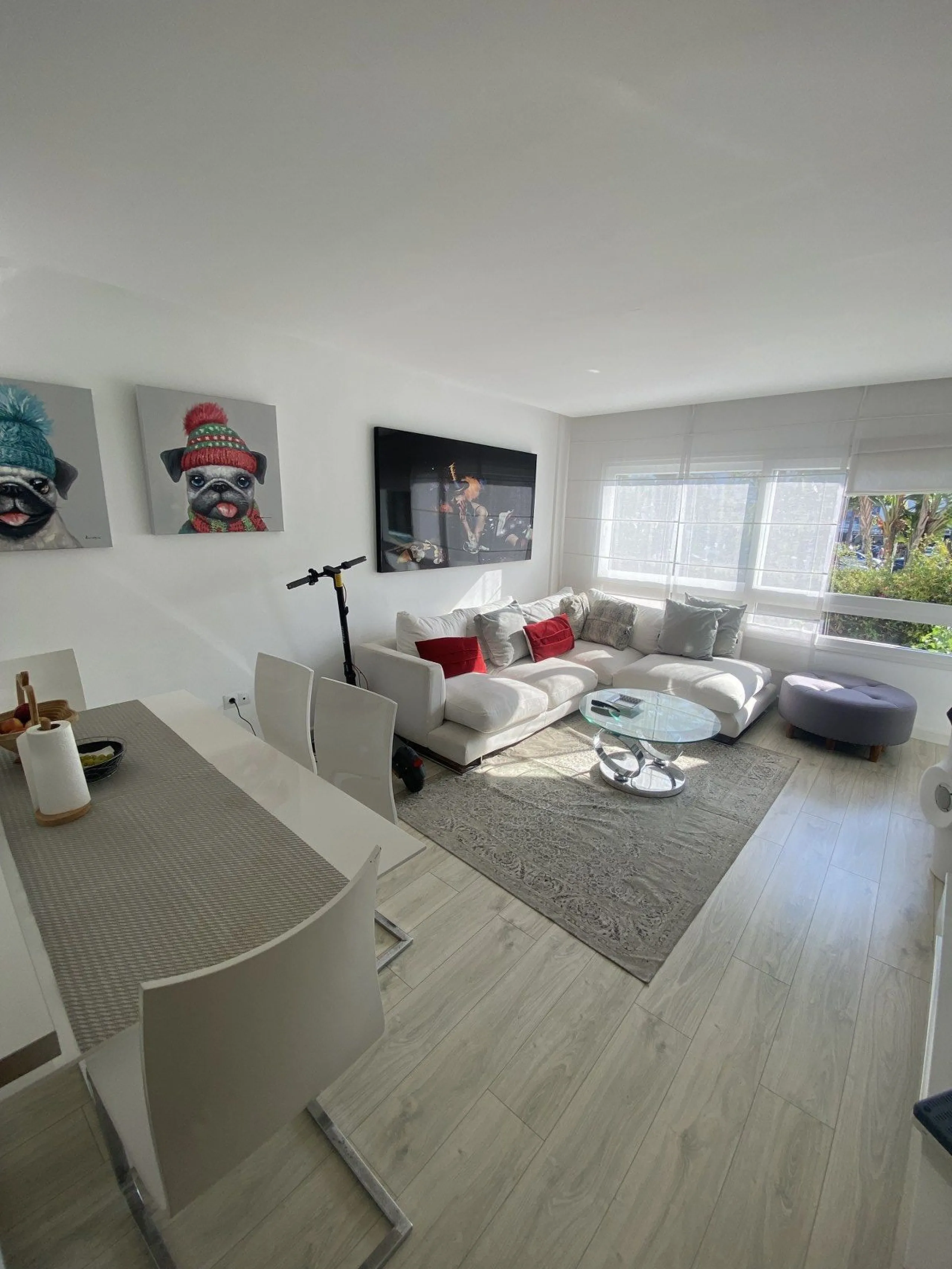 We present a stylish 2.5 Bed/2 Bath Modern Renovated Apartment in Playas Rocío, Puerto Banús (Beachfront Development) for Sale with Private Underground Parking Included in the price! €825,000.