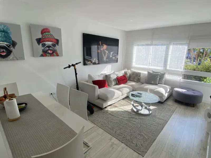 We present a stylish 2.5 Bed/2 Bath Modern Renovated Apartment in Playas Rocío, Puerto Banús (Beachfront Development) for Sale with Private Underground Parking Included in the price! €825,000.
