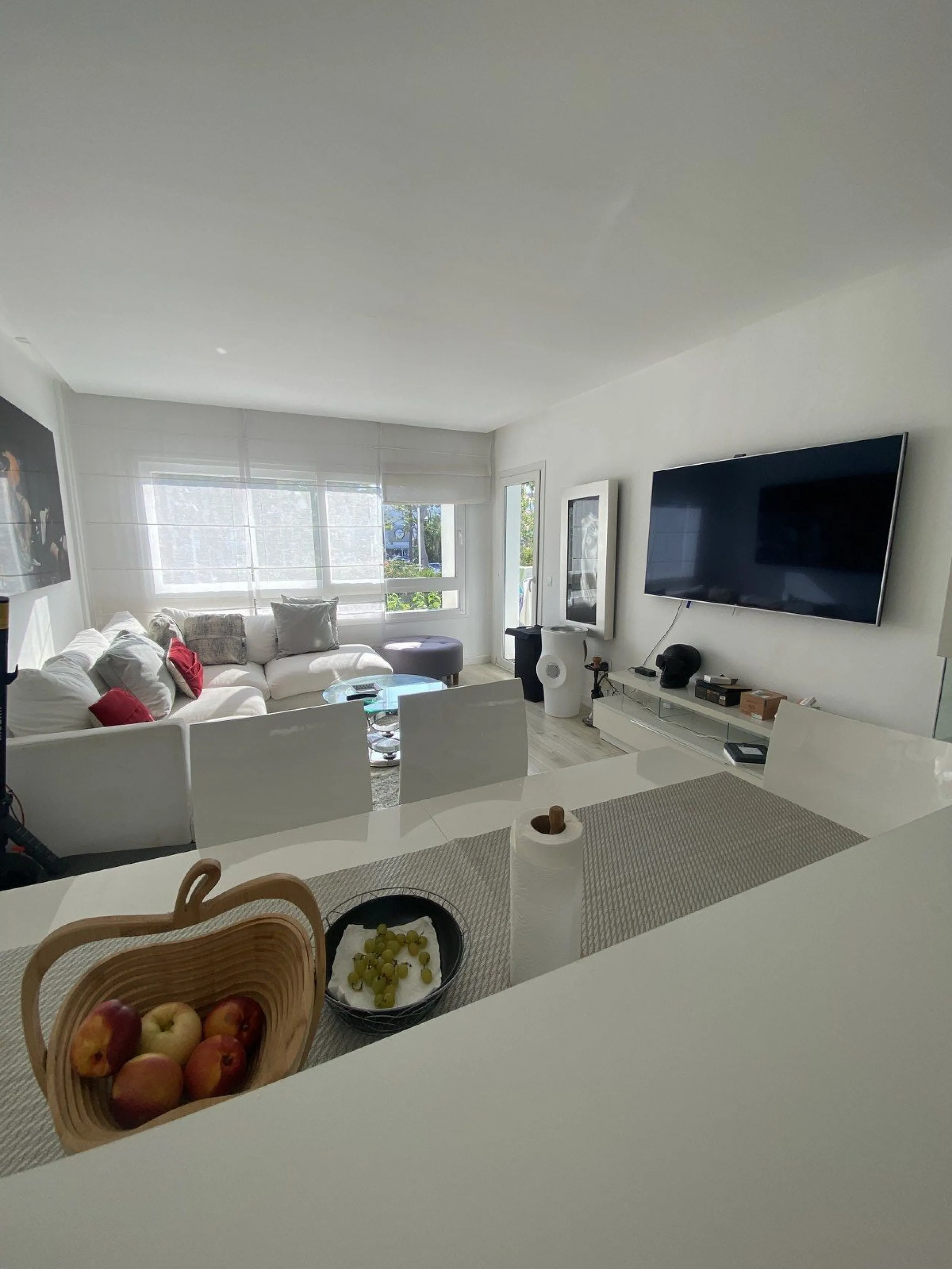 We present a stylish 2.5 Bed/2 Bath Modern Renovated Apartment in Playas Rocío, Puerto Banús (Beachfront Development) for Sale with Private Underground Parking Included in the price! €825,000.