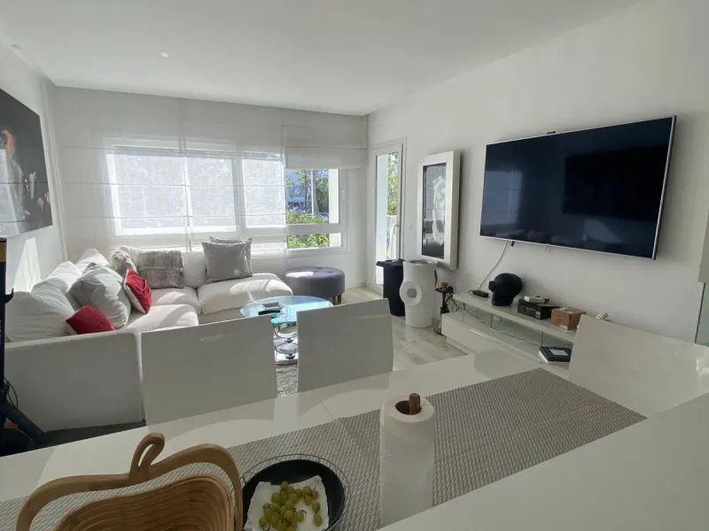 We present a stylish 2.5 Bed/2 Bath Modern Renovated Apartment in Playas Rocío, Puerto Banús (Beachfront Development) for Sale with Private Underground Parking Included in the price! €825,000.