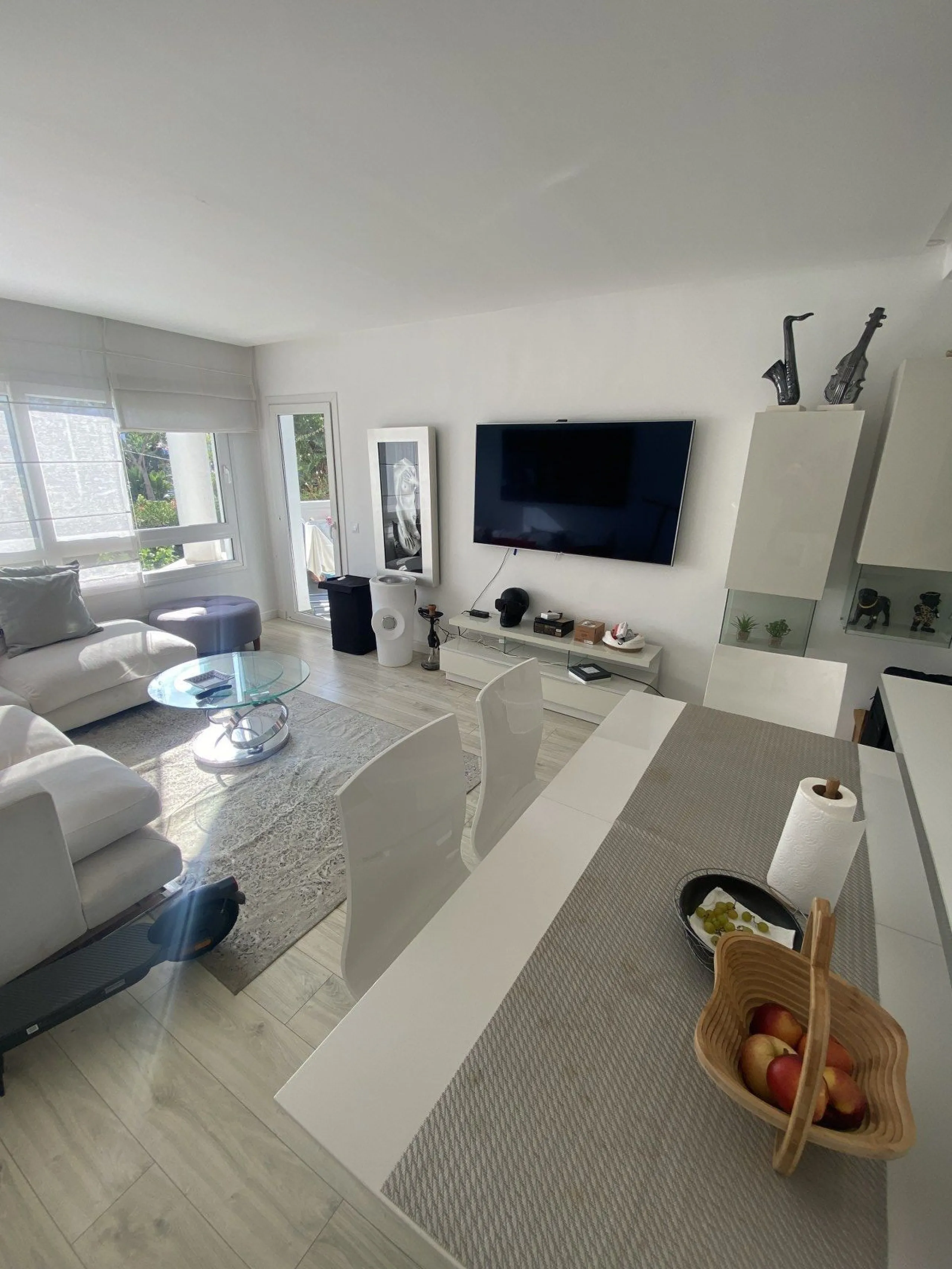 We present a stylish 2.5 Bed/2 Bath Modern Renovated Apartment in Playas Rocío, Puerto Banús (Beachfront Development) for Sale with Private Underground Parking Included in the price! €825,000.