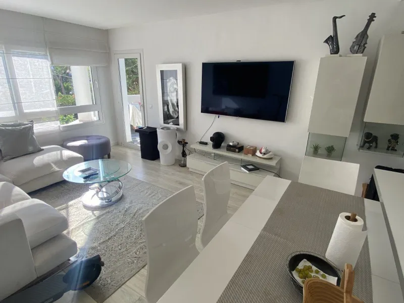 We present a stylish 2.5 Bed/2 Bath Modern Renovated Apartment in Playas Rocío, Puerto Banús (Beachfront Development) for Sale with Private Underground Parking Included in the price! €825,000.