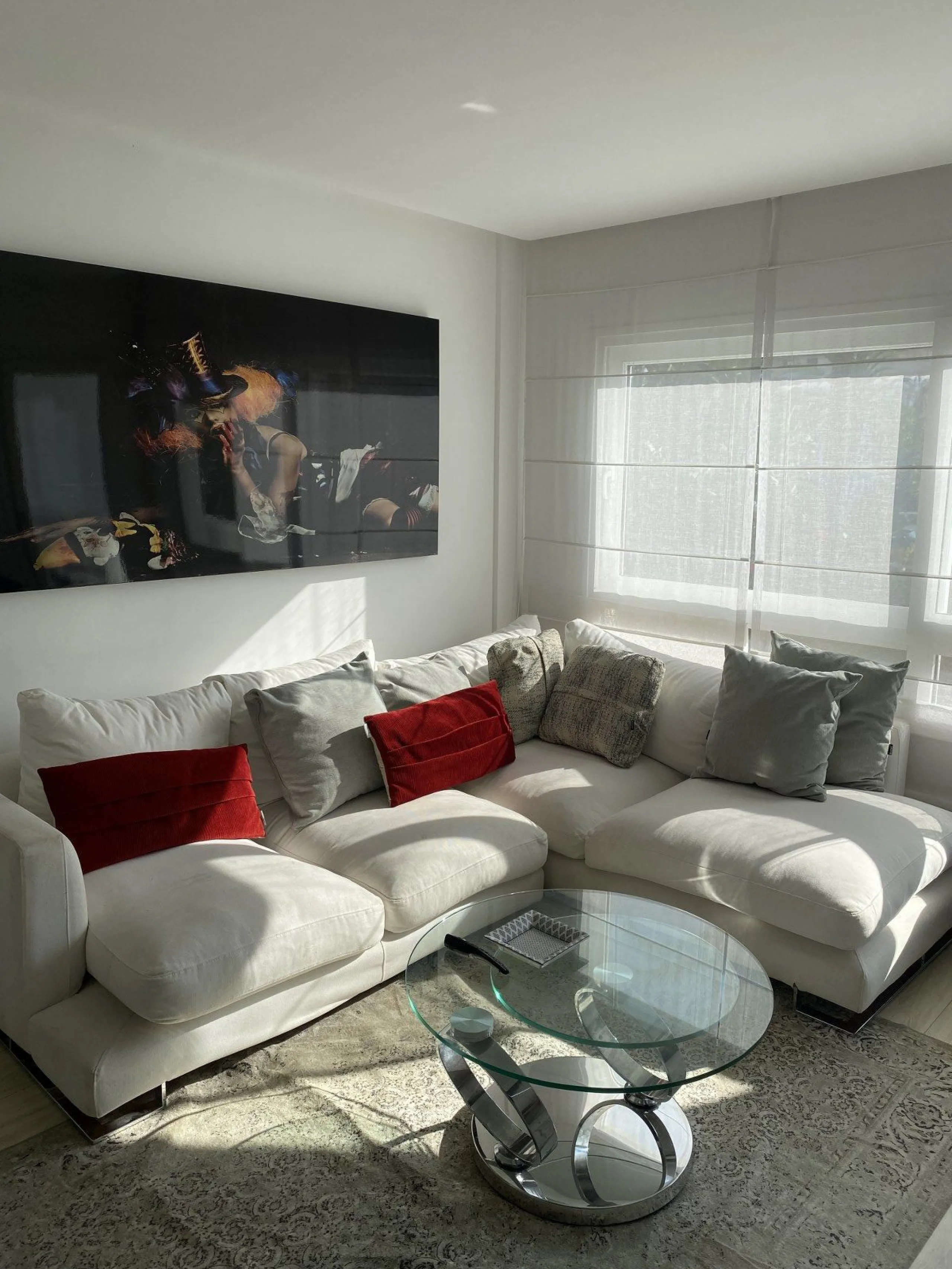We present a stylish 2.5 Bed/2 Bath Modern Renovated Apartment in Playas Rocío, Puerto Banús (Beachfront Development) for Sale with Private Underground Parking Included in the price! €825,000.