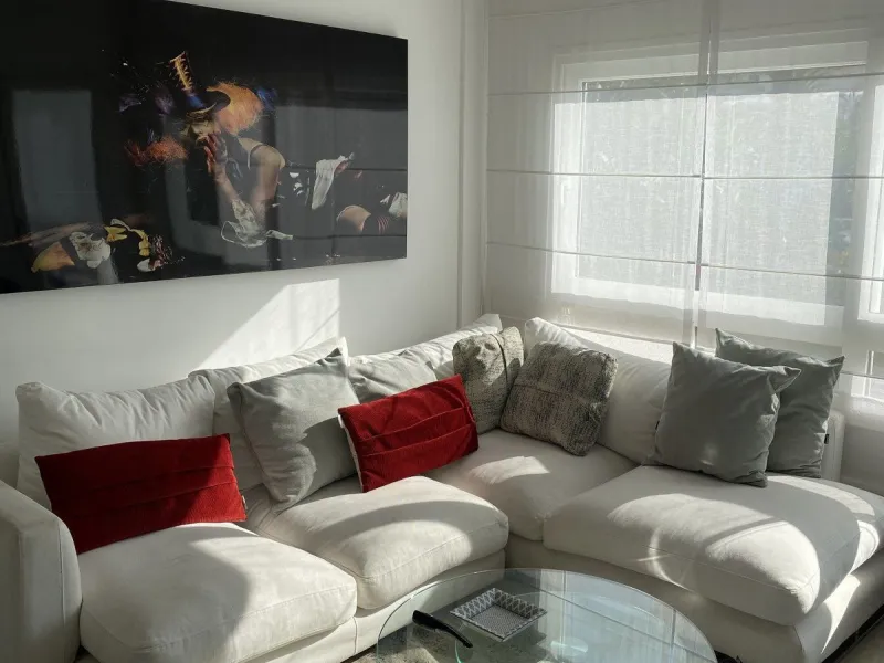 We present a stylish 2.5 Bed/2 Bath Modern Renovated Apartment in Playas Rocío, Puerto Banús (Beachfront Development) for Sale with Private Underground Parking Included in the price! €825,000.