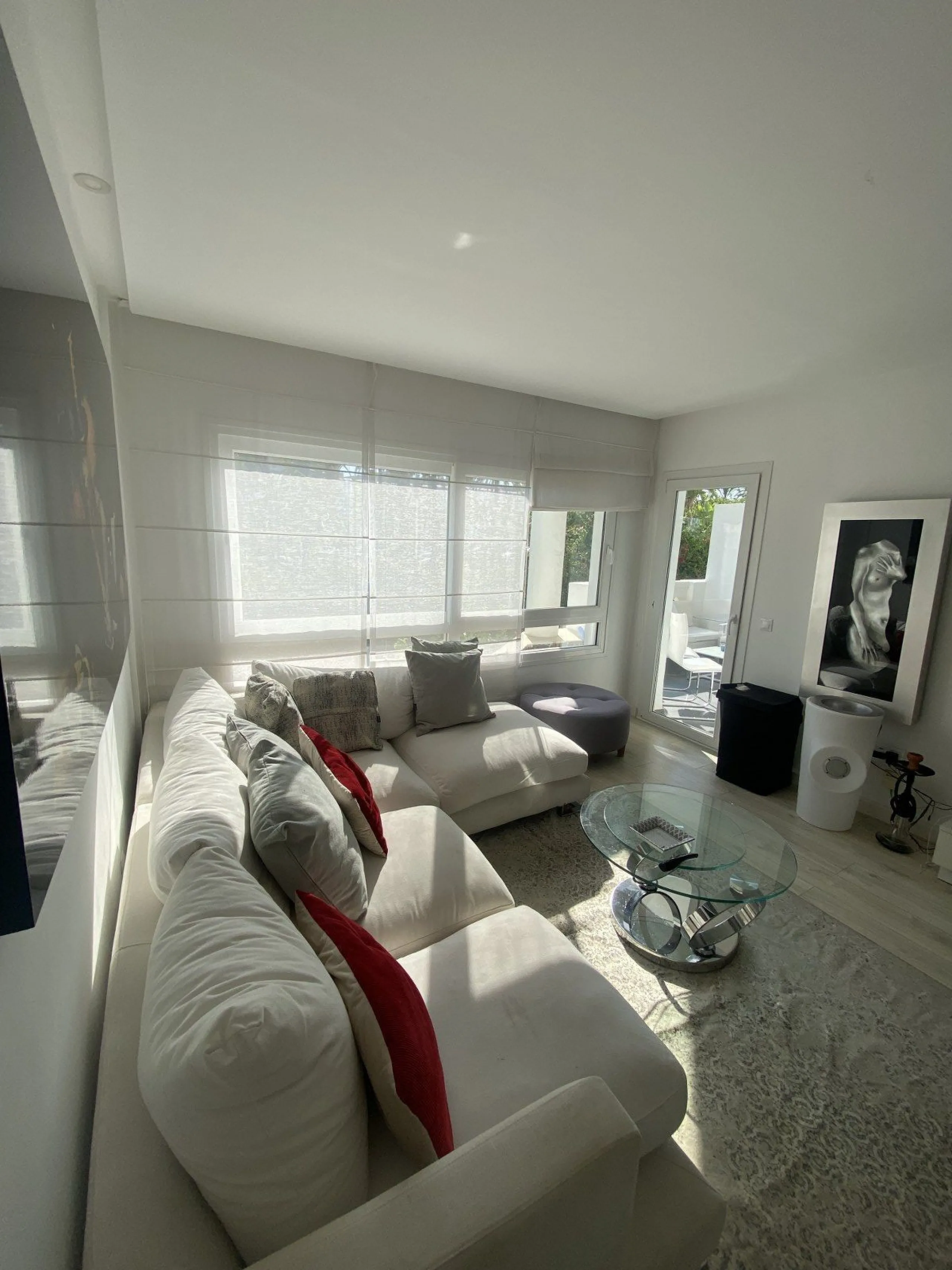 We present a stylish 2.5 Bed/2 Bath Modern Renovated Apartment in Playas Rocío, Puerto Banús (Beachfront Development) for Sale with Private Underground Parking Included in the price! €825,000.
