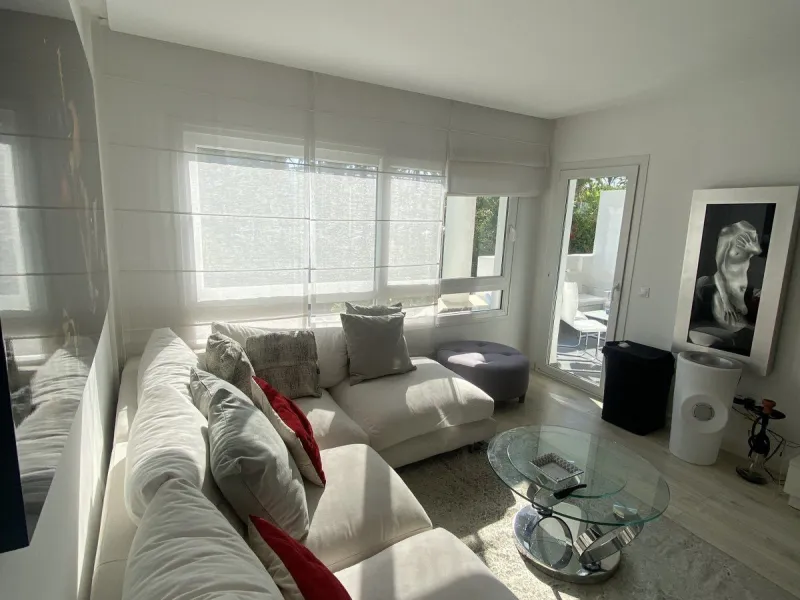 We present a stylish 2.5 Bed/2 Bath Modern Renovated Apartment in Playas Rocío, Puerto Banús (Beachfront Development) for Sale with Private Underground Parking Included in the price! €825,000.