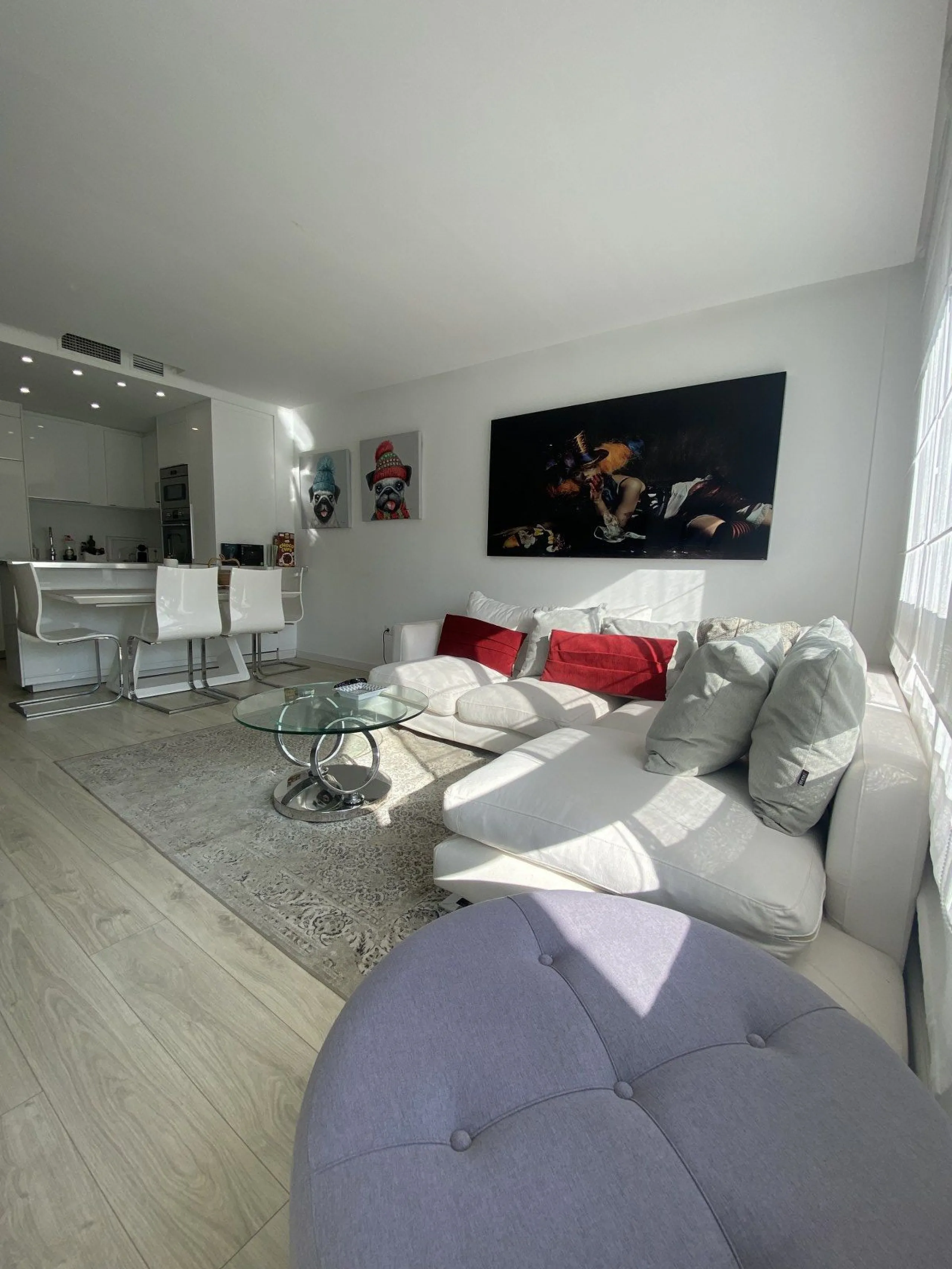 We present a stylish 2.5 Bed/2 Bath Modern Renovated Apartment in Playas Rocío, Puerto Banús (Beachfront Development) for Sale with Private Underground Parking Included in the price! €825,000.