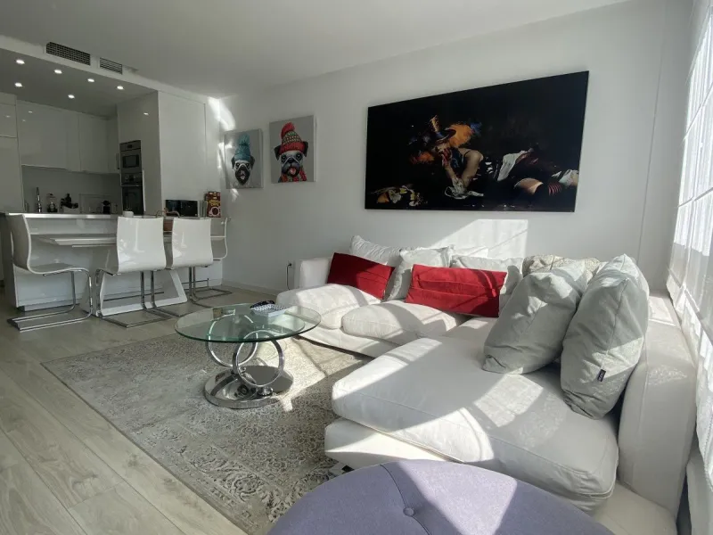 We present a stylish 2.5 Bed/2 Bath Modern Renovated Apartment in Playas Rocío, Puerto Banús (Beachfront Development) for Sale with Private Underground Parking Included in the price! €825,000.