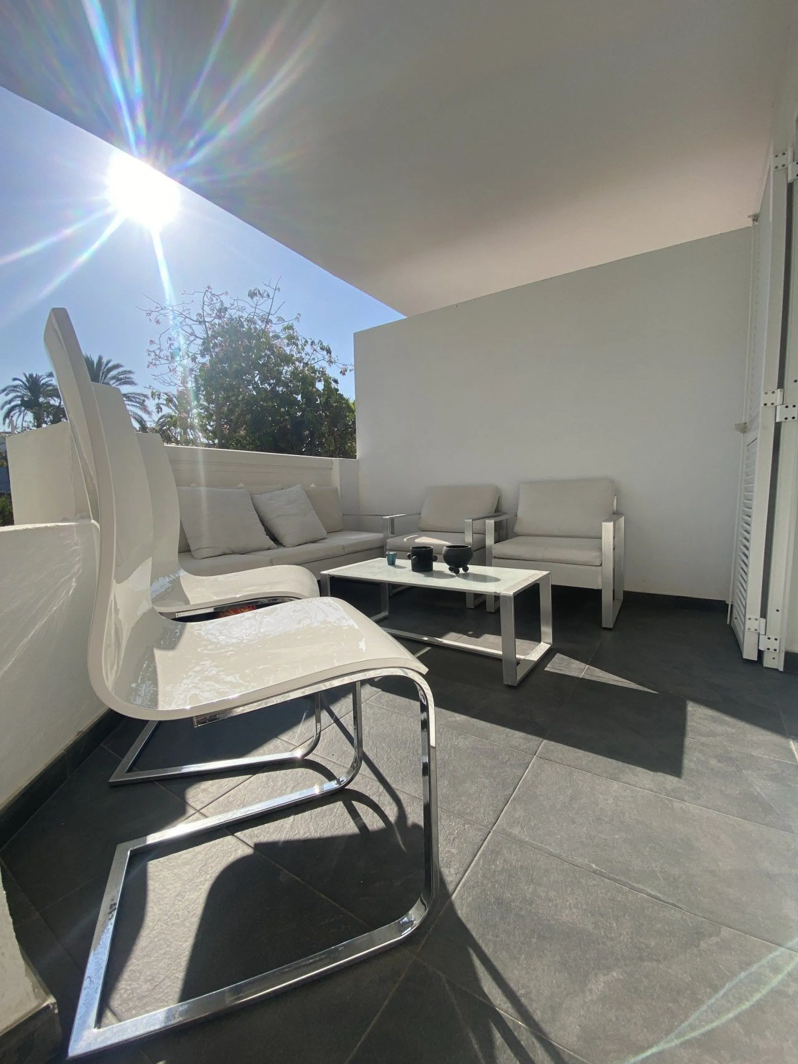 We present a stylish 2.5 Bed/2 Bath Modern Renovated Apartment in Playas Rocío, Puerto Banús (Beachfront Development) for Sale with Private Underground Parking Included in the price! €825,000.