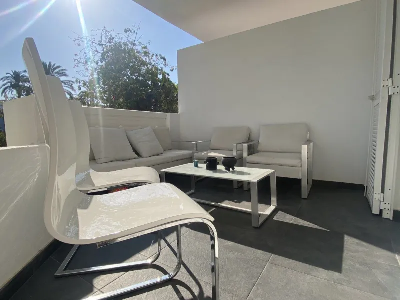 We present a stylish 2.5 Bed/2 Bath Modern Renovated Apartment in Playas Rocío, Puerto Banús (Beachfront Development) for Sale with Private Underground Parking Included in the price! €825,000.