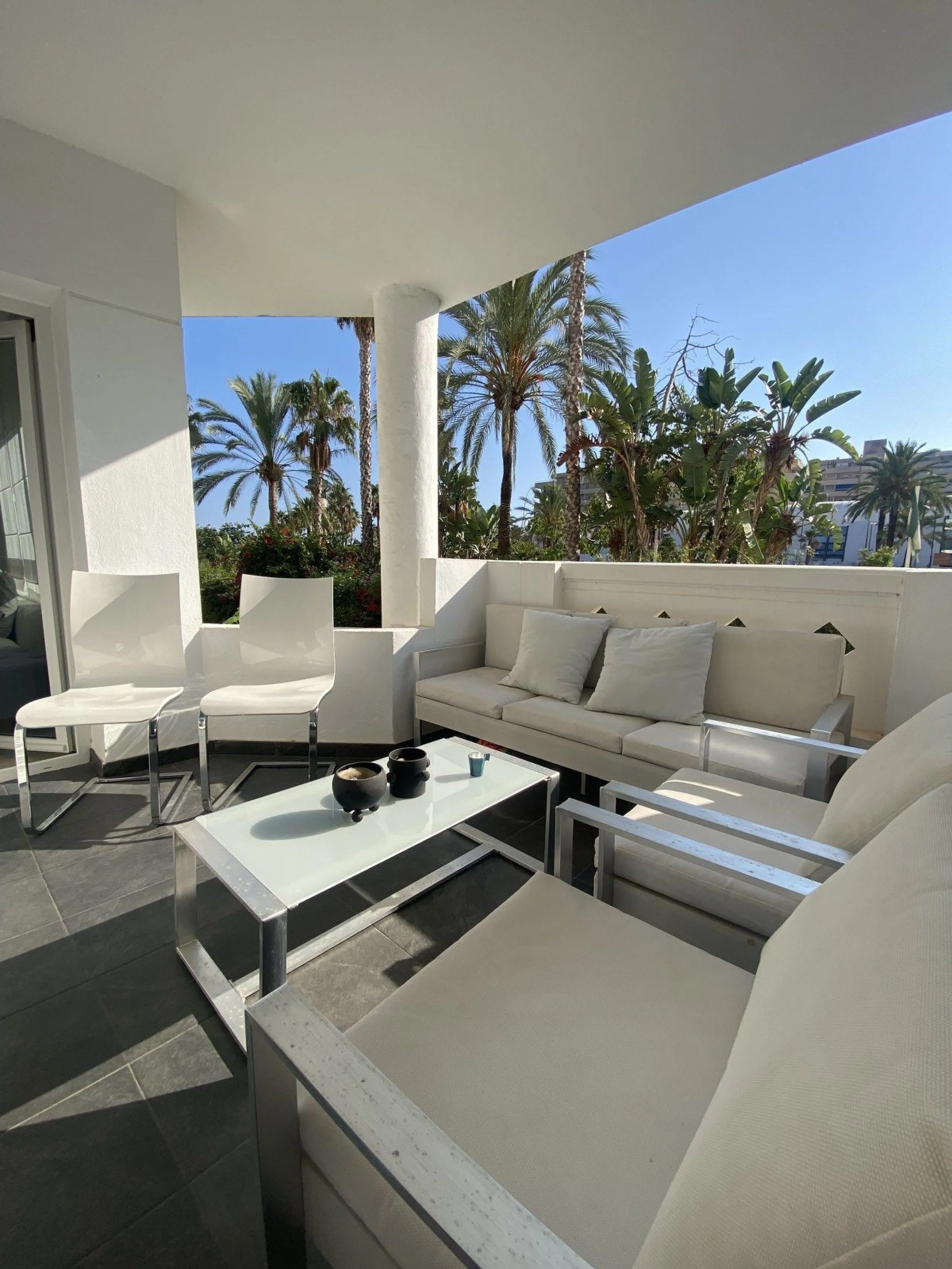 We present a stylish 2.5 Bed/2 Bath Modern Renovated Apartment in Playas Rocío, Puerto Banús (Beachfront Development) for Sale with Private Underground Parking Included in the price! €825,000.