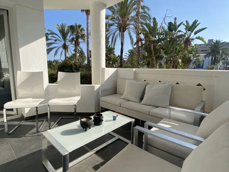 We present a stylish 2.5 Bed/2 Bath Modern Renovated Apartment in Playas Rocío, Puerto Banús (Beachfront Development) for Sale with Private Underground Parking Included in the price! €825,000.