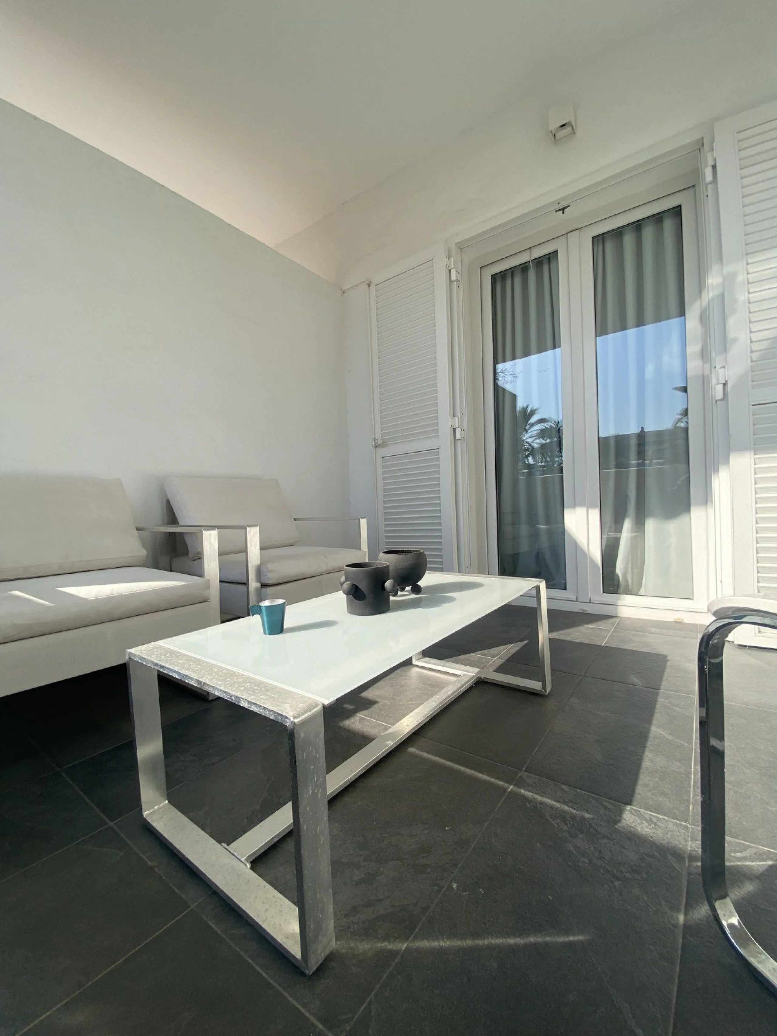 We present a stylish 2.5 Bed/2 Bath Modern Renovated Apartment in Playas Rocío, Puerto Banús (Beachfront Development) for Sale with Private Underground Parking Included in the price! €825,000.