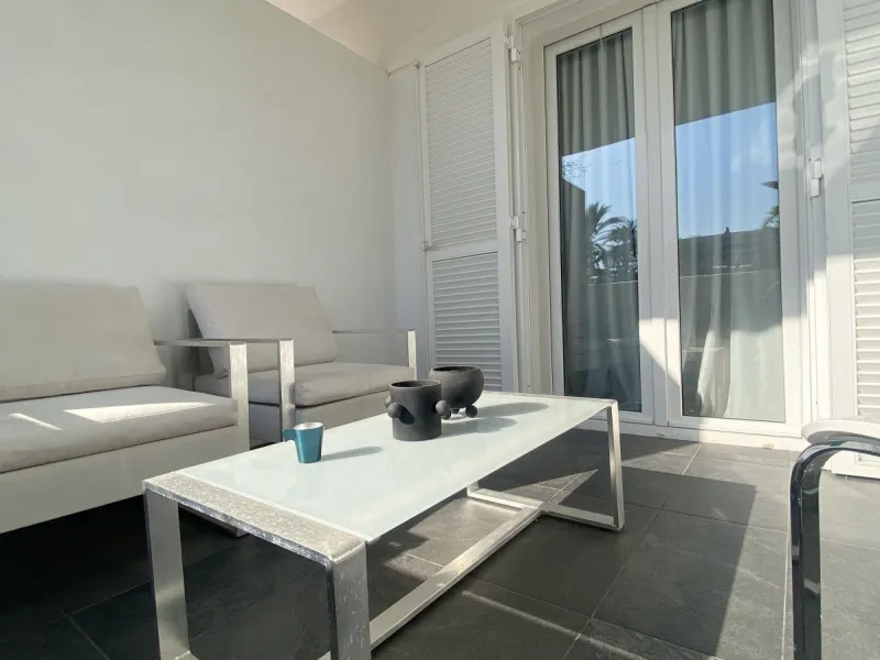 We present a stylish 2.5 Bed/2 Bath Modern Renovated Apartment in Playas Rocío, Puerto Banús (Beachfront Development) for Sale with Private Underground Parking Included in the price! €825,000.