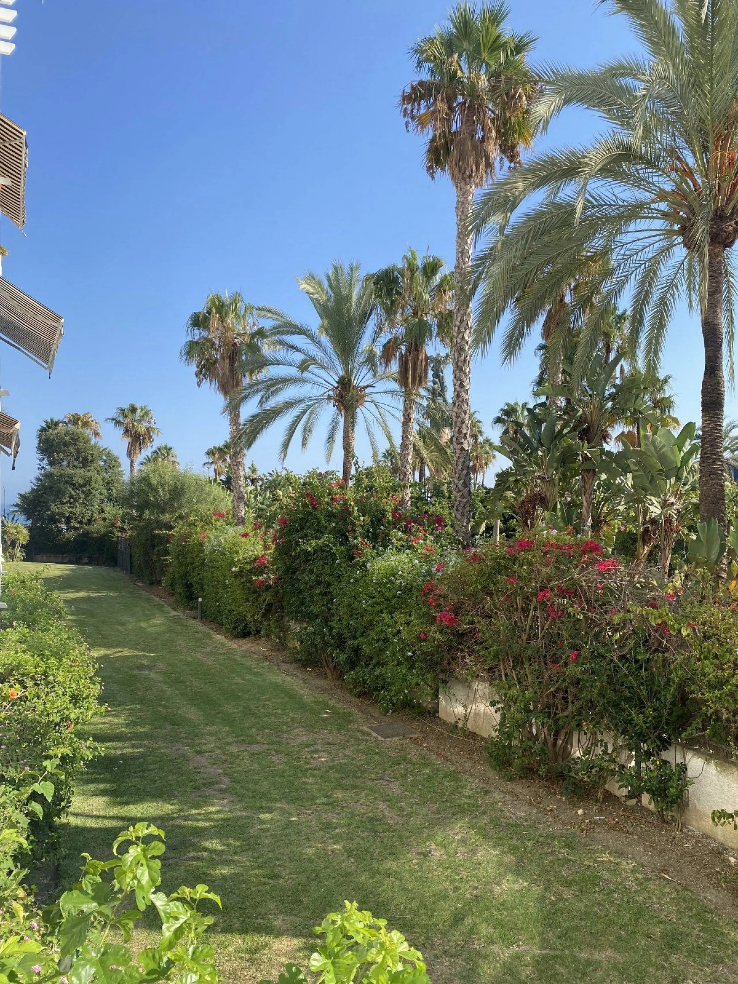 We present a stylish 2.5 Bed/2 Bath Modern Renovated Apartment in Playas Rocío, Puerto Banús (Beachfront Development) for Sale with Private Underground Parking Included in the price! €825,000.