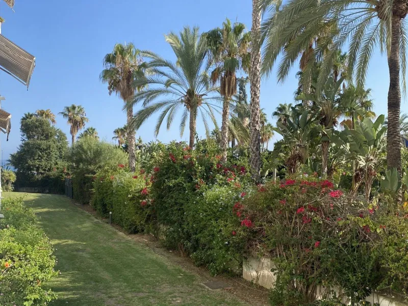 We present a stylish 2.5 Bed/2 Bath Modern Renovated Apartment in Playas Rocío, Puerto Banús (Beachfront Development) for Sale with Private Underground Parking Included in the price! €825,000.