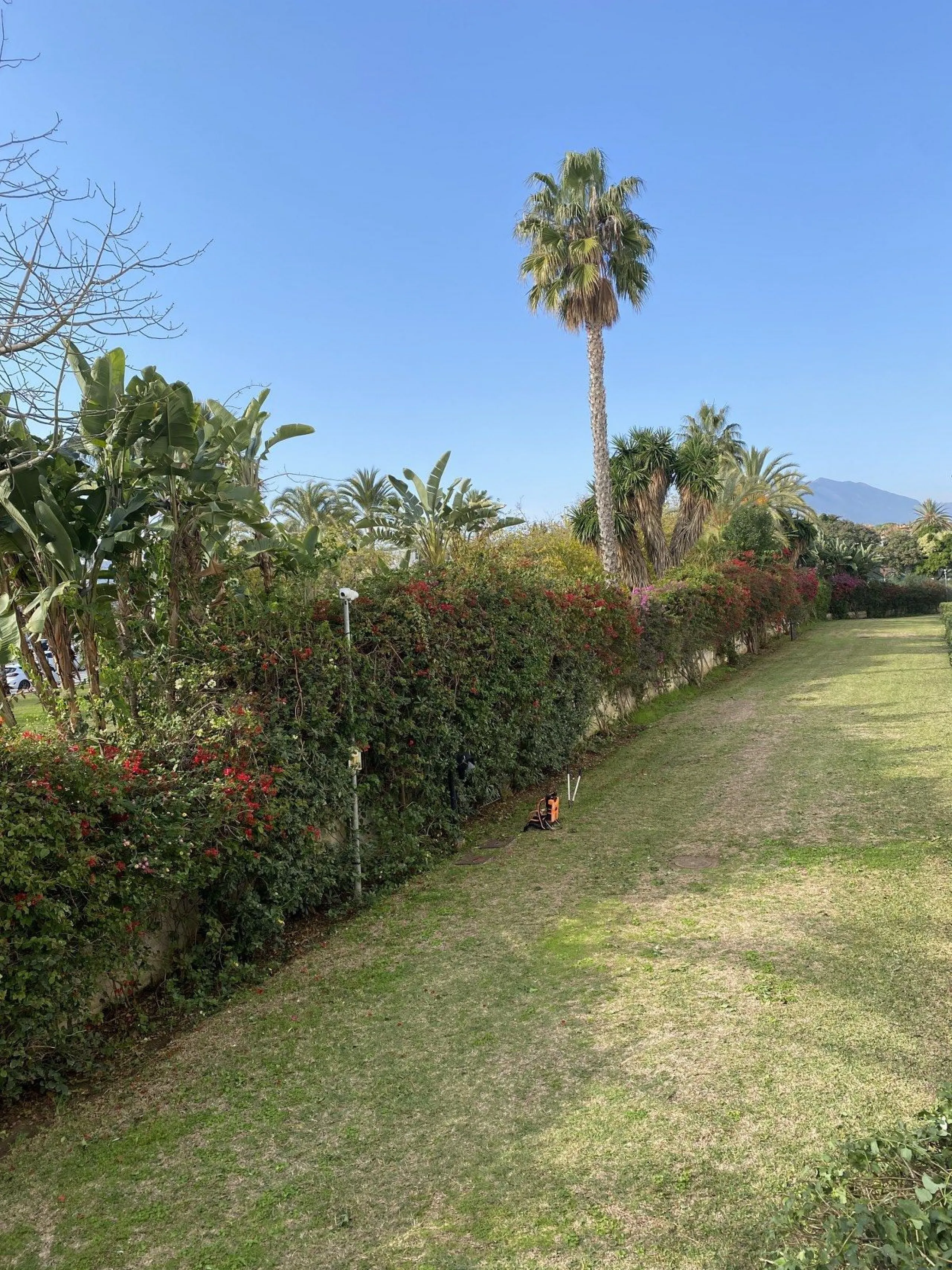 We present a stylish 2.5 Bed/2 Bath Modern Renovated Apartment in Playas Rocío, Puerto Banús (Beachfront Development) for Sale with Private Underground Parking Included in the price! €825,000.